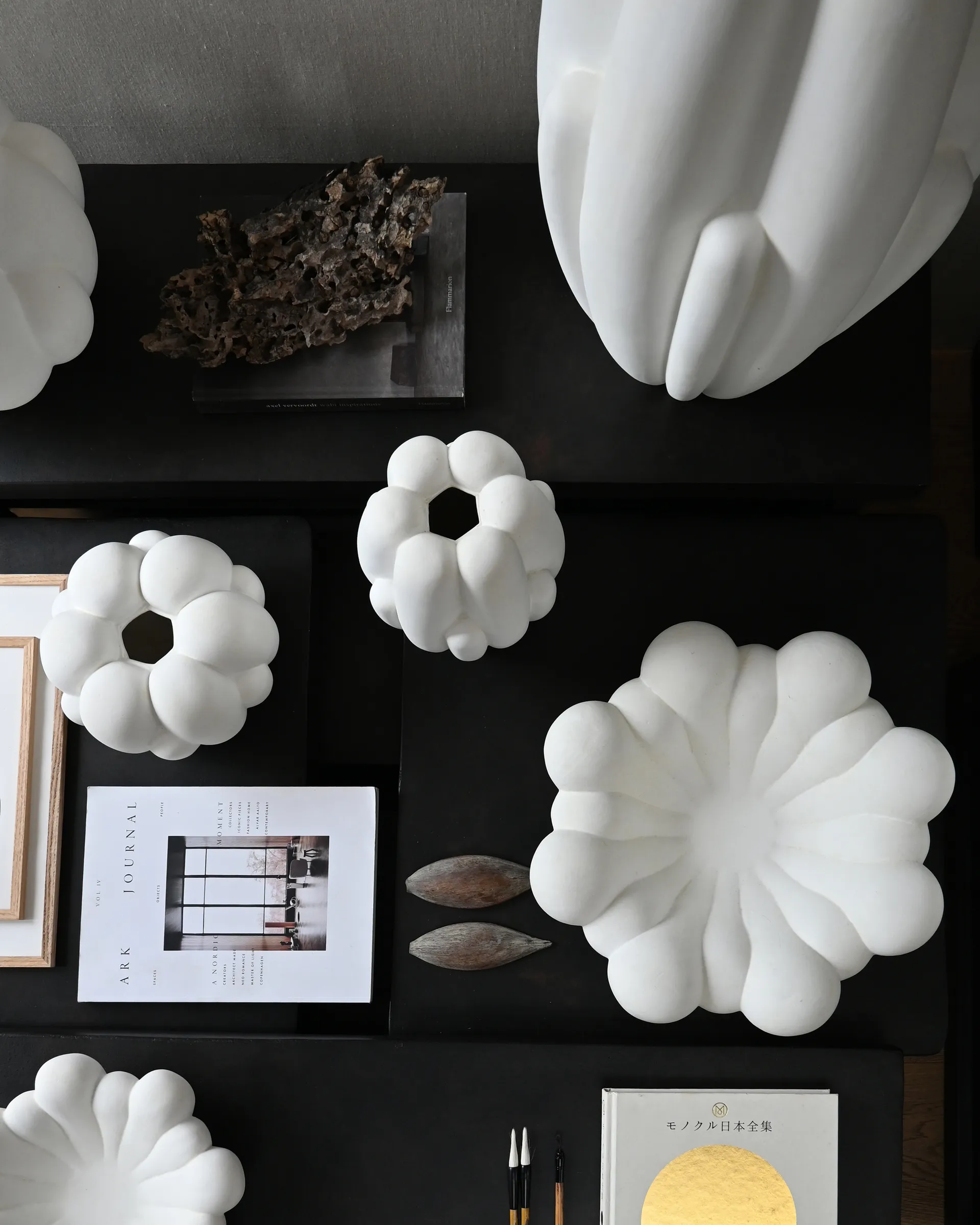 Bloom Tray bowl medium Ø28.5 cm, Bone white 101 Copenhagen