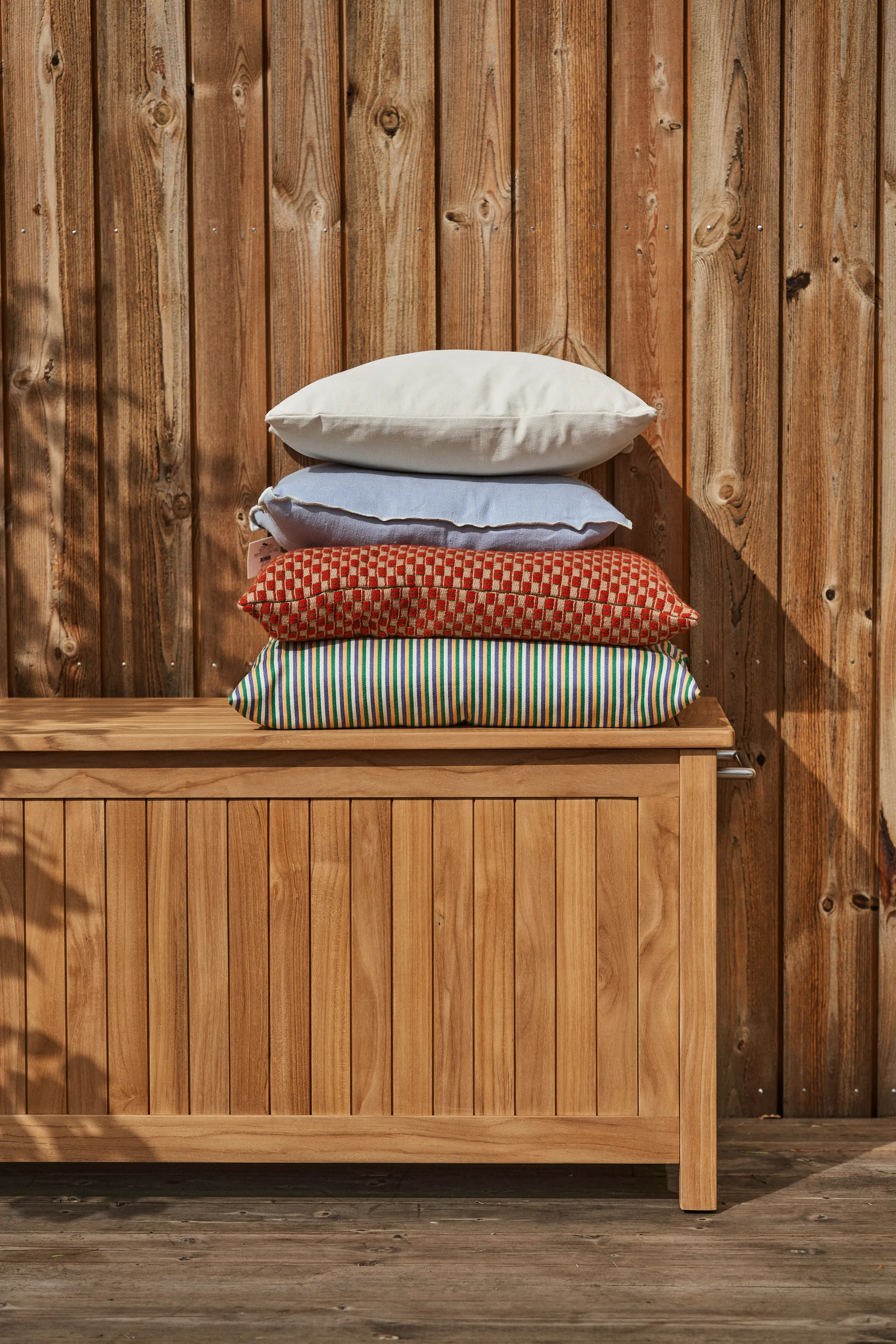 Bjärknäs cushion box with wheels L 180x85x75 cm, Teak 1898