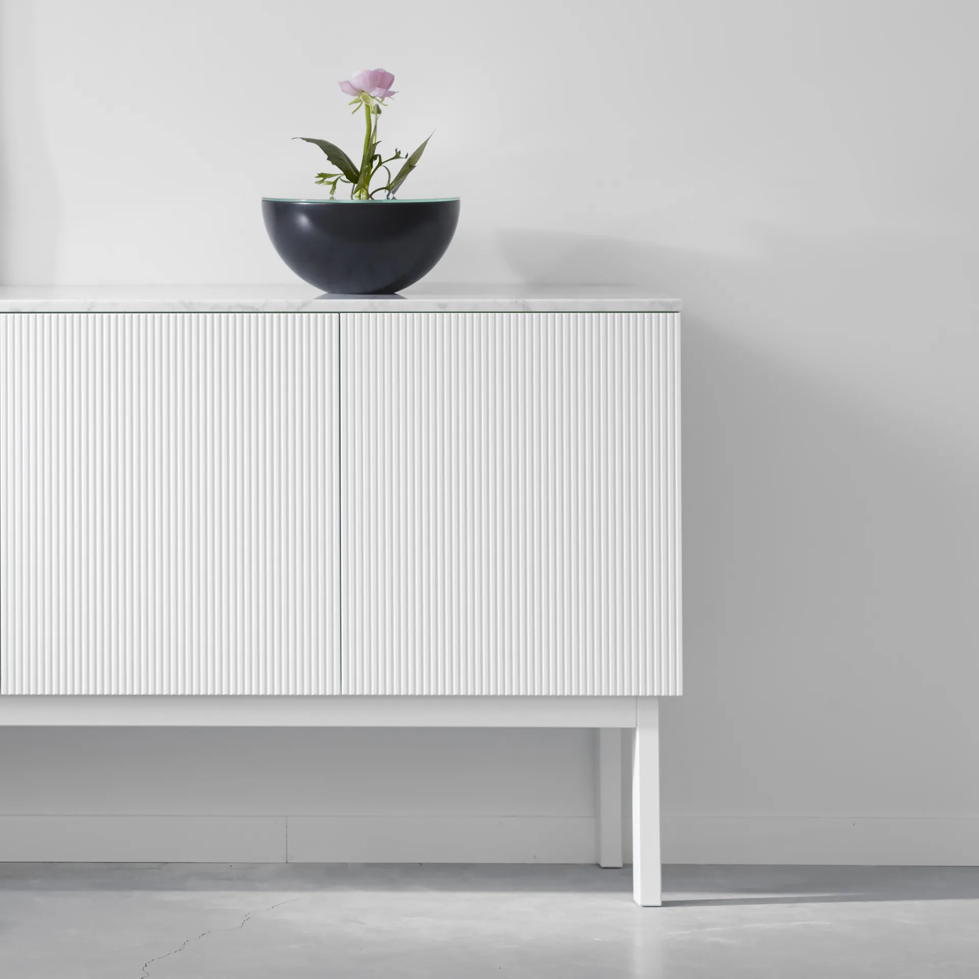 Beam side table, White lacquer, white stand A2