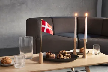 Celebrating Denmark flag 40 cm - Oak-brass - Andersen Furniture