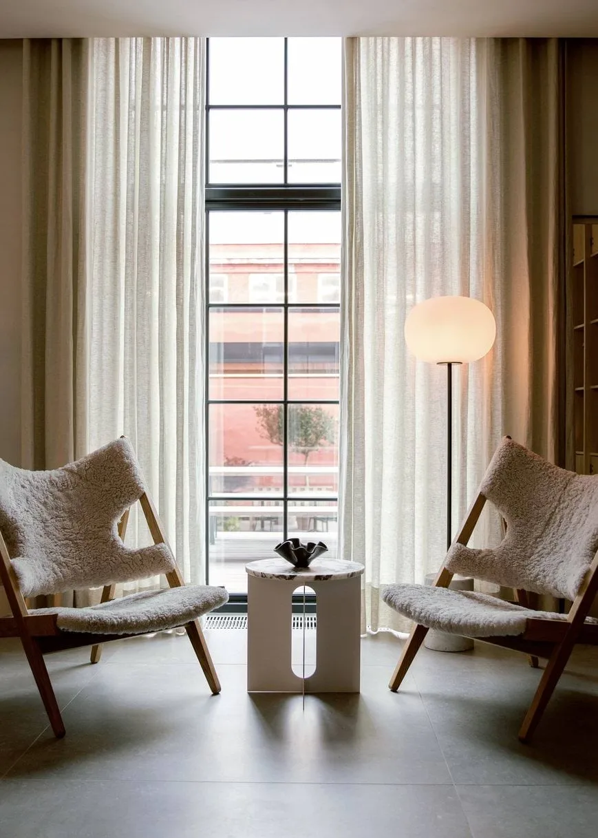 Androgyne side table, Calacatta Viola marble-ivory steel, Ø42 cm Audo Copenhagen