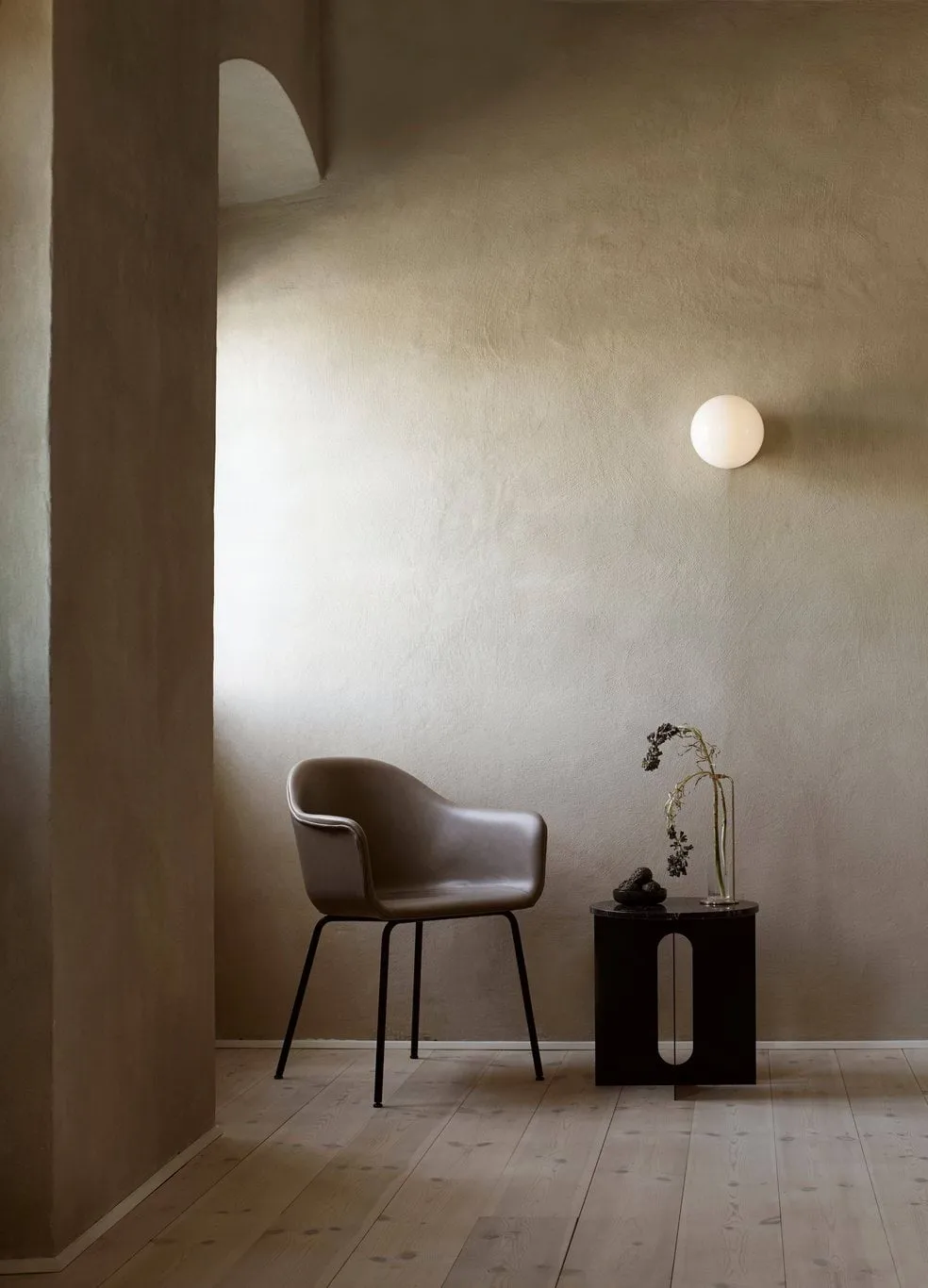 Androgyne side table, Nero Maquina marble-brushed steel, Ø42 cm Audo Copenhagen
