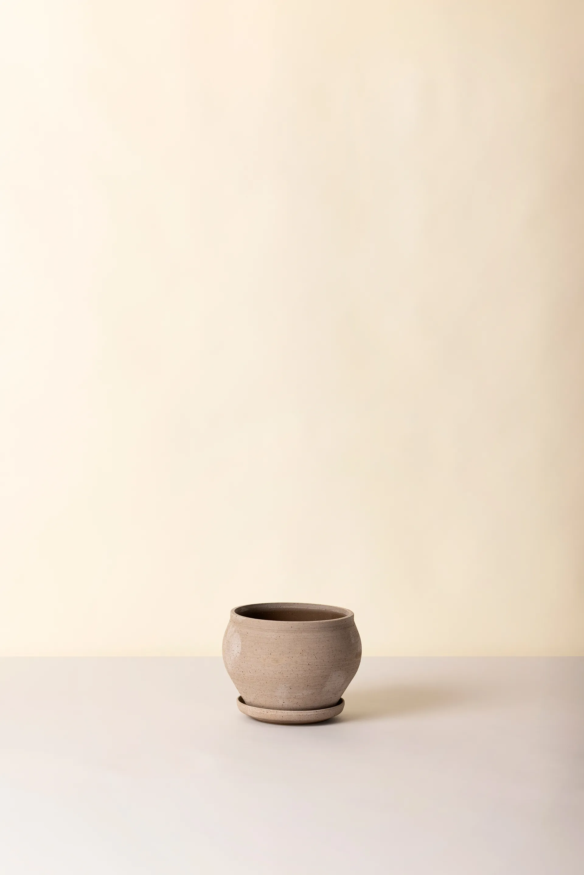 Delphi pot with saucer, 2 pieces, Grey, Ø24 cm, low Bergs Potter
