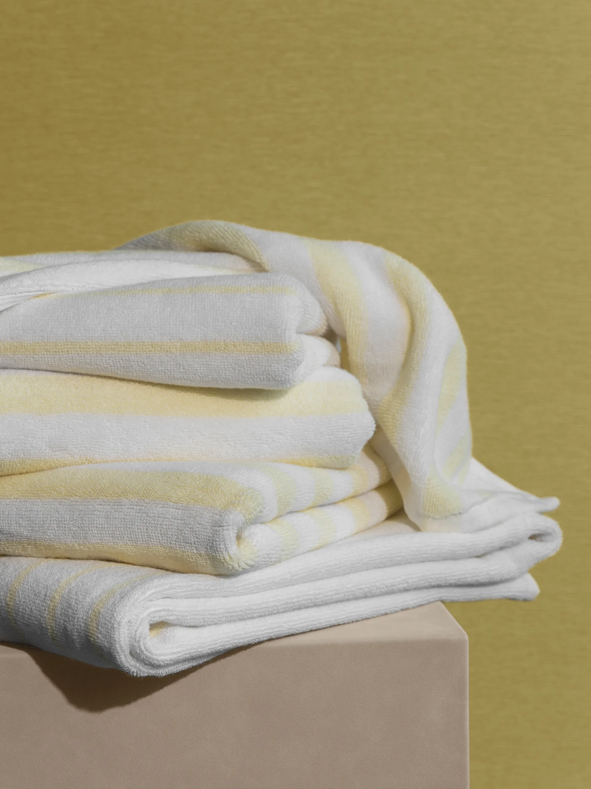 Arto towel, White-transparent yellow, 70x140 cm blomus