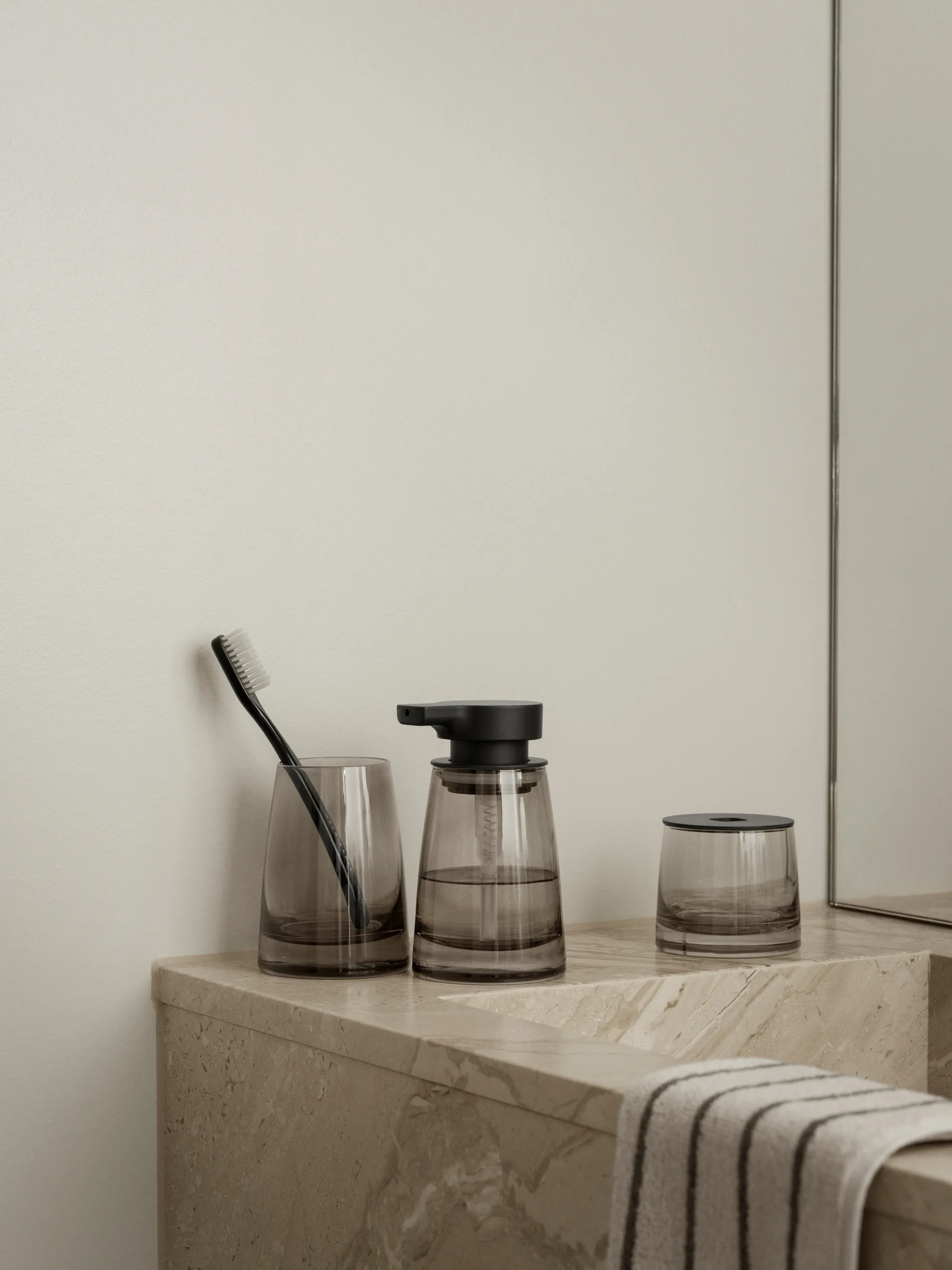 Ava toothbrush mug, Black blomus