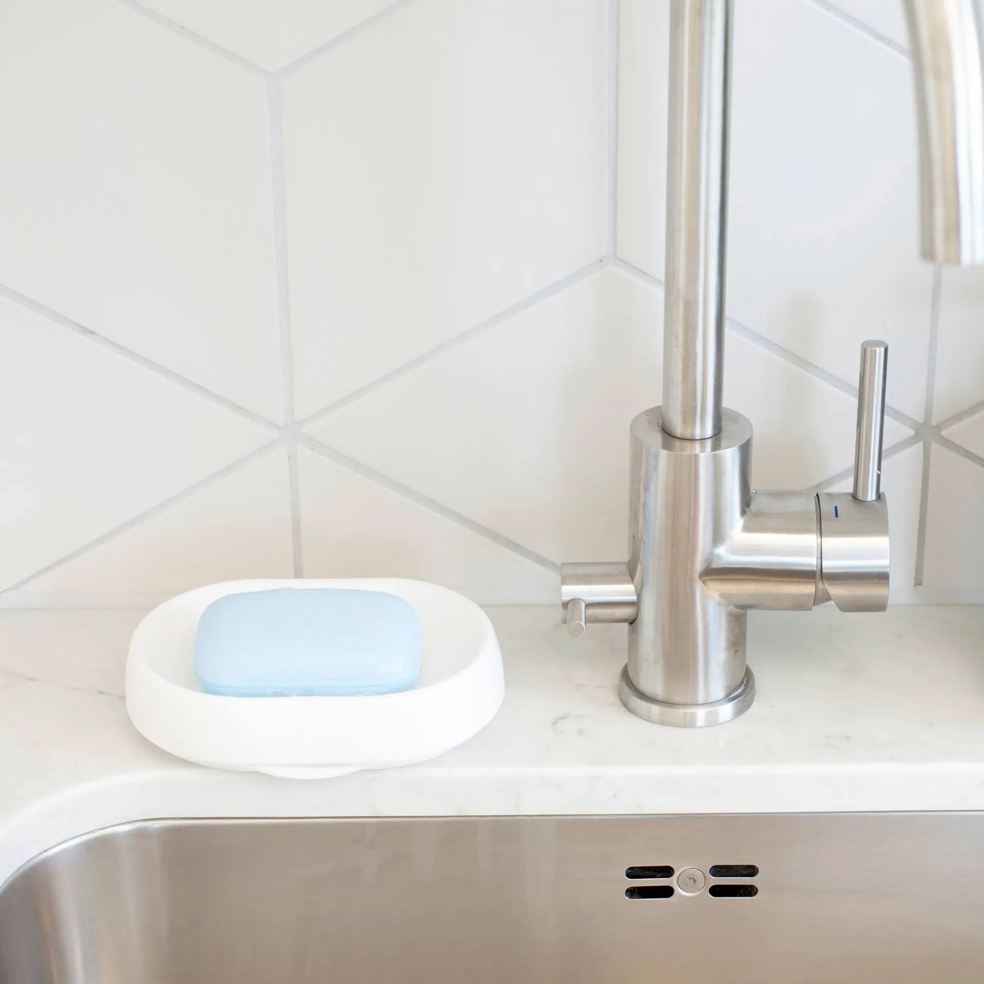 Soap tray with concealed drain spout in silicone - large, White Bosign