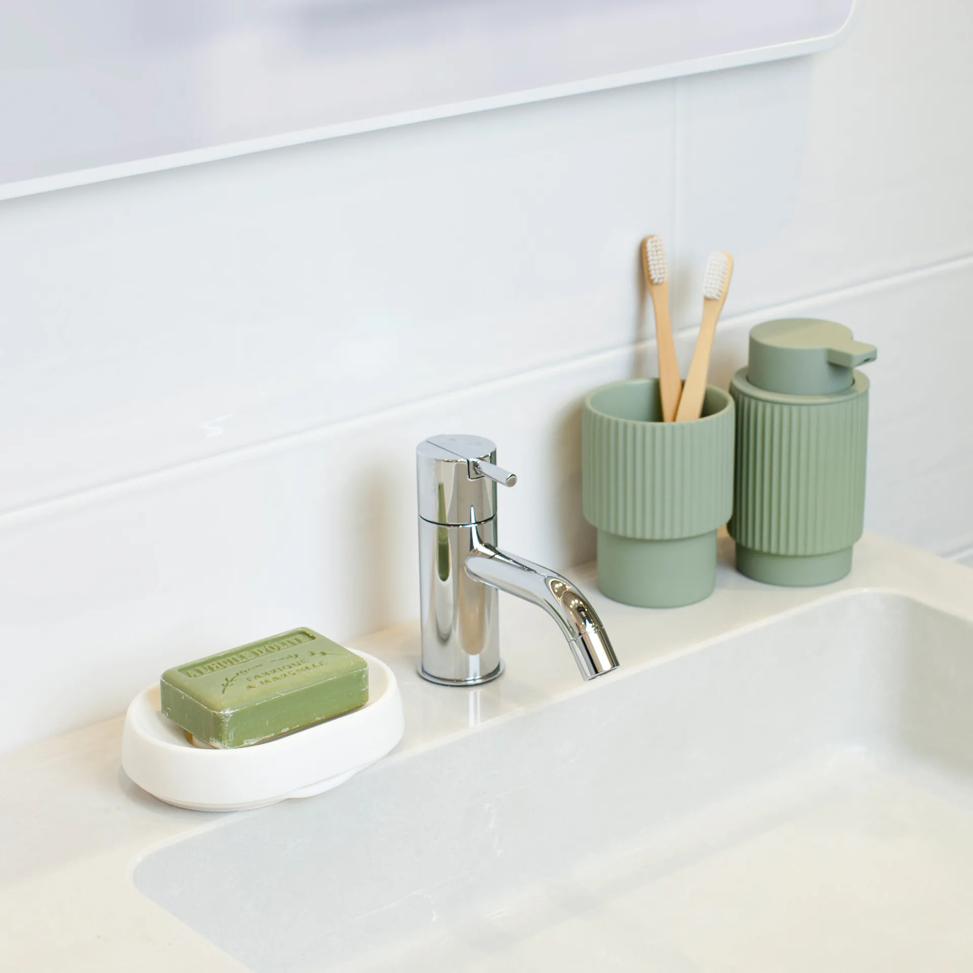 Soap tray with concealed drain spout in silicone - large, White Bosign