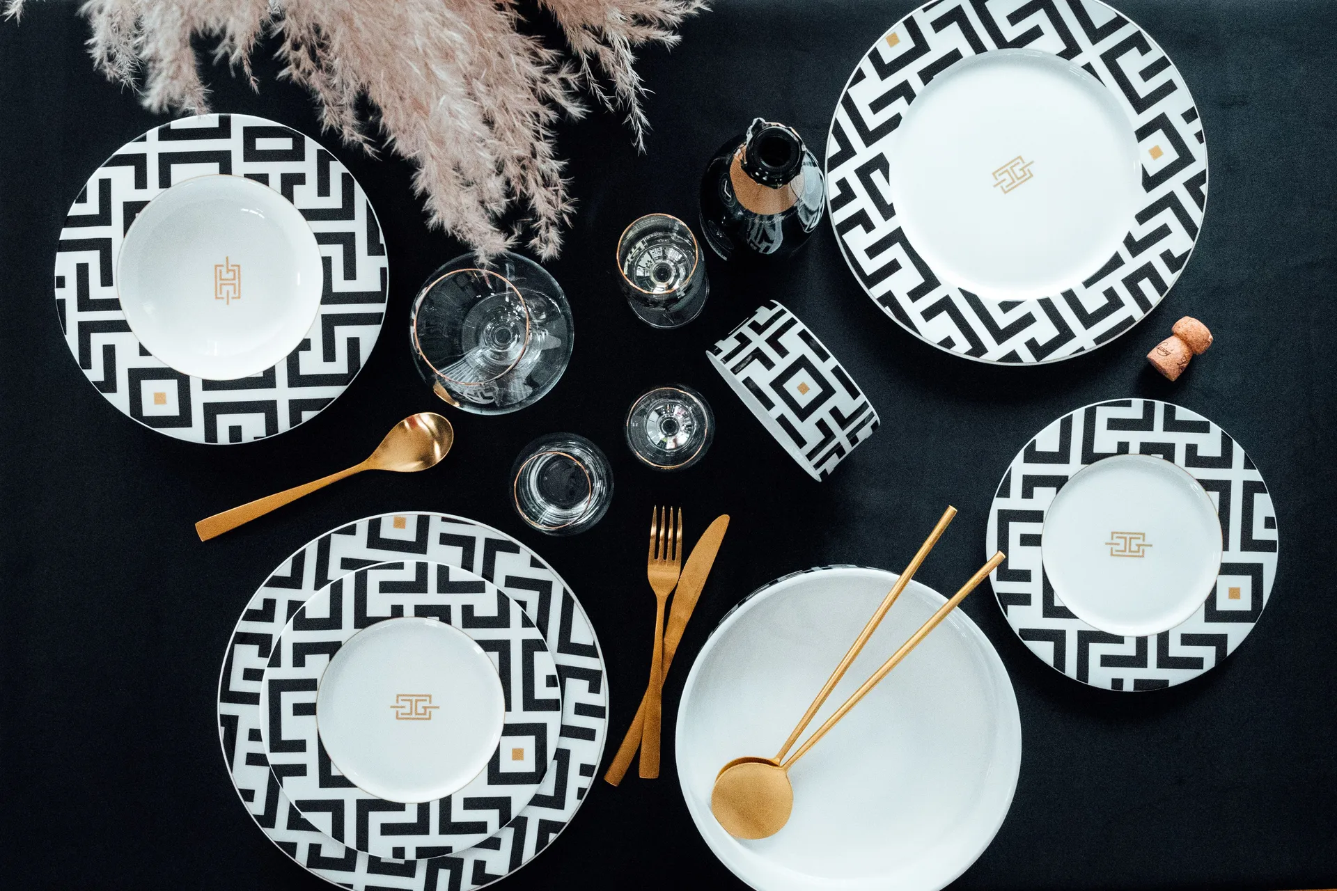 DECO deep plate Ø24.5 cm, White-black Carolina Gynning