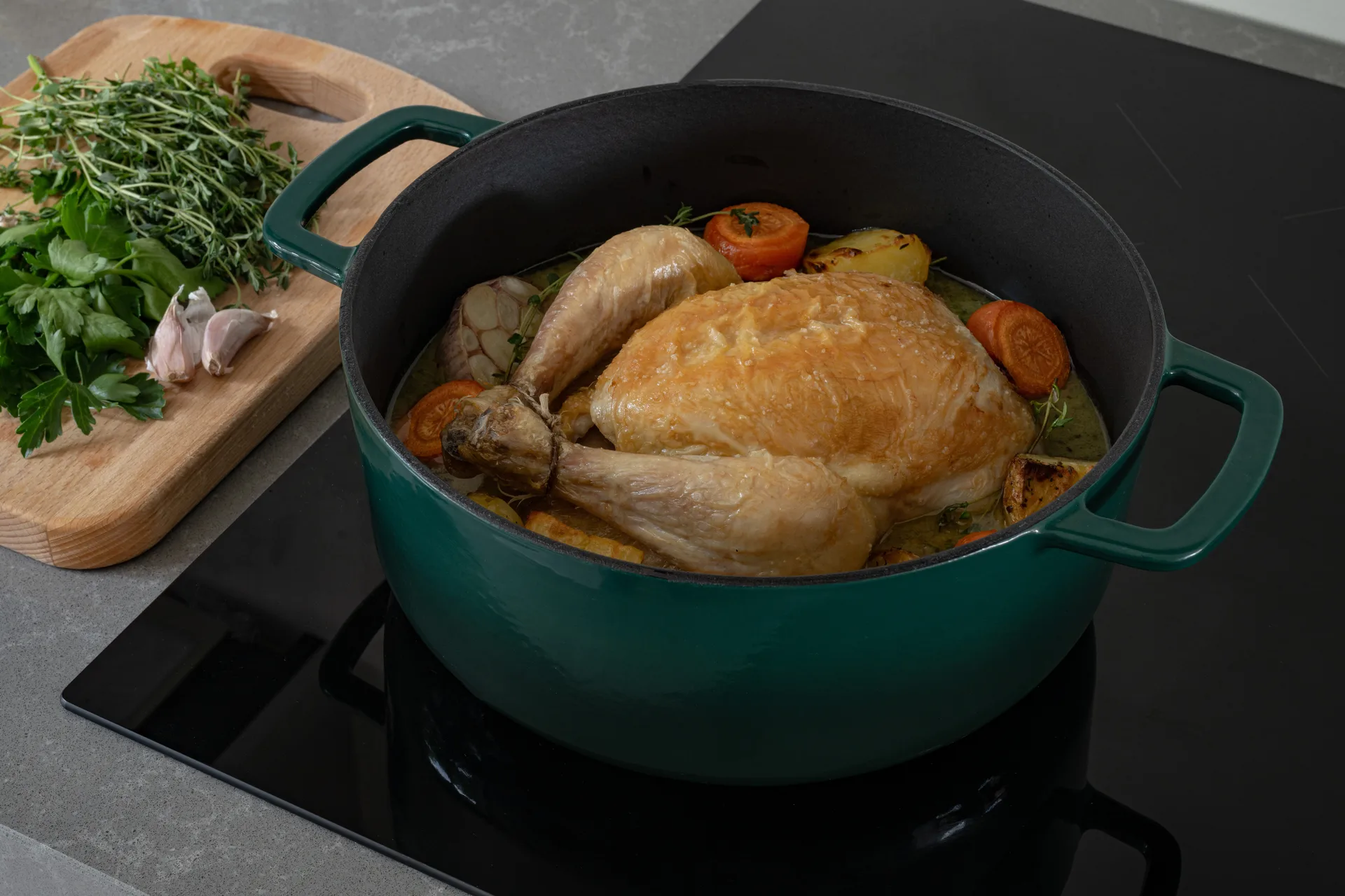Combekk Enameled cast iron casserole Ø24 cm, Holly Green-gold knob Combekk