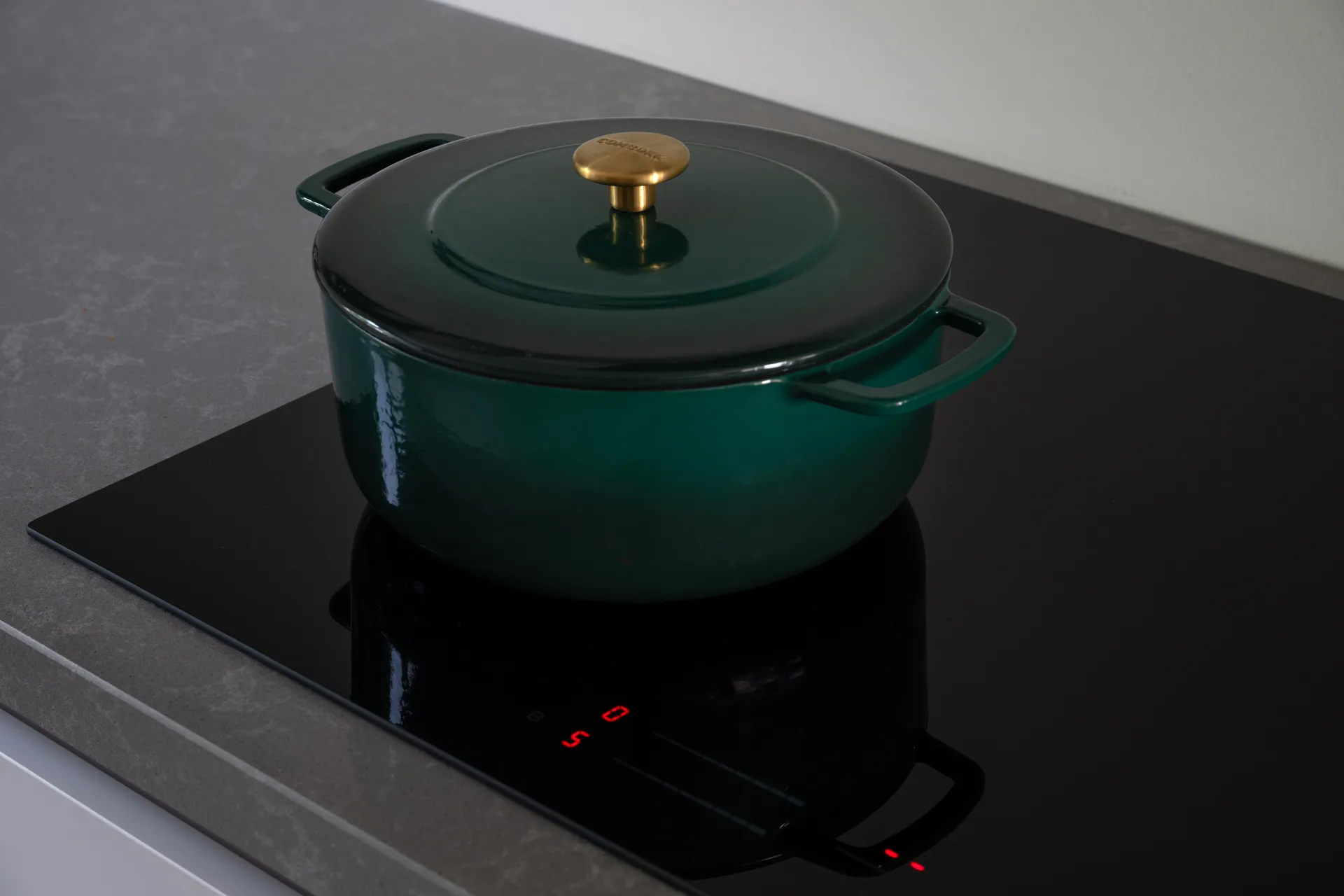 Combekk Enameled cast iron casserole Ø24 cm, Holly Green-gold knob Combekk