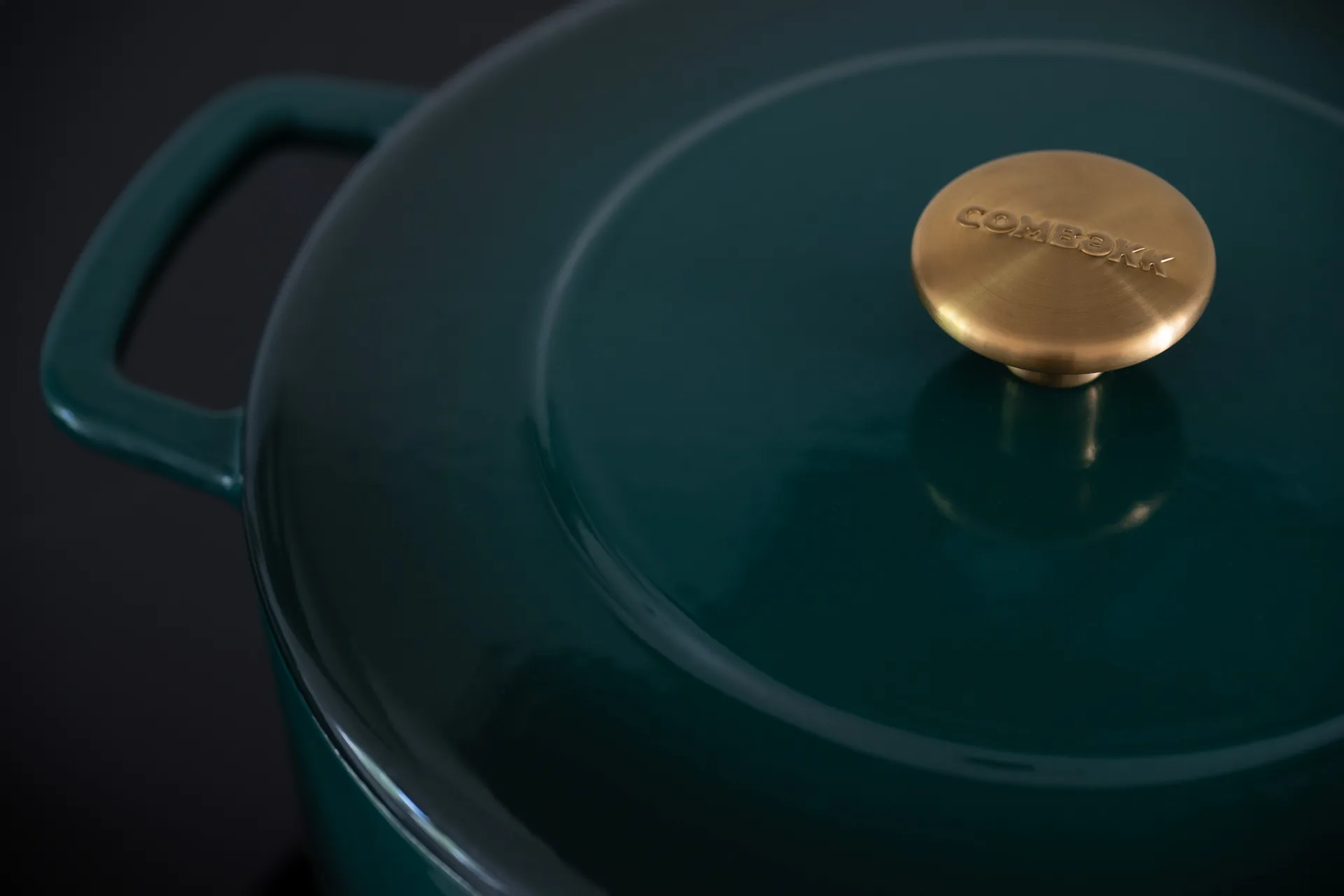Combekk Enameled cast iron casserole Ø28 cm, Holly Green-gold knob Combekk