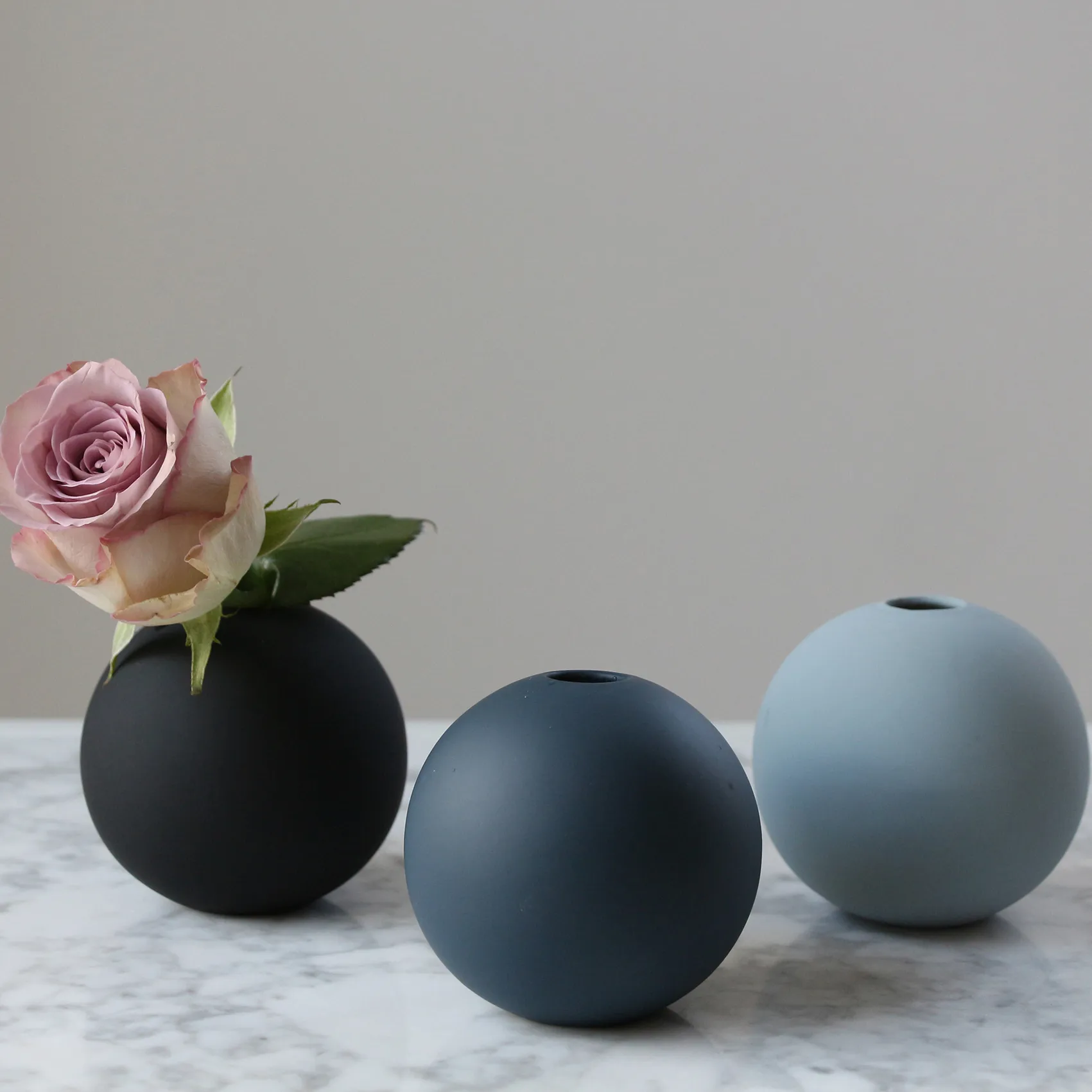 Ball vase midnight blue, 8 cm Cooee Design