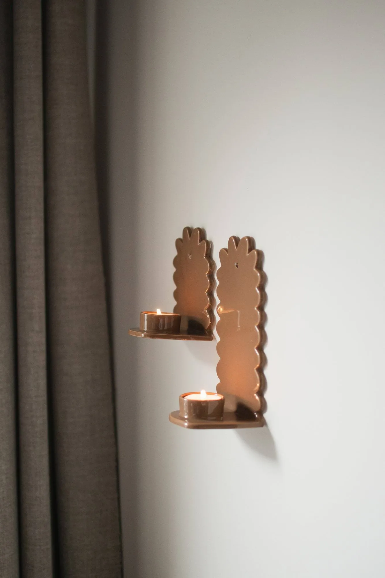 Flowery wall candle holder, Shiny nougat DBKD