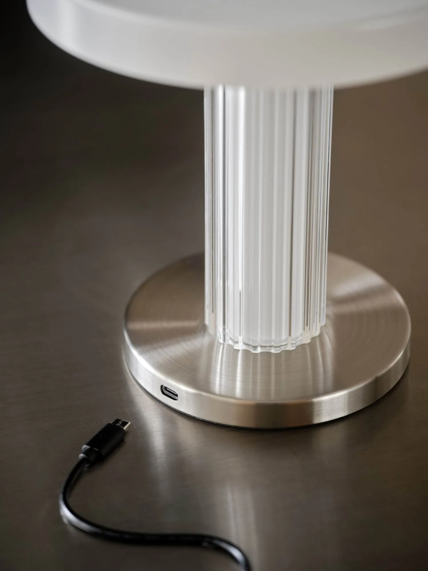 Trezzi portable table lamp, White Design For The People