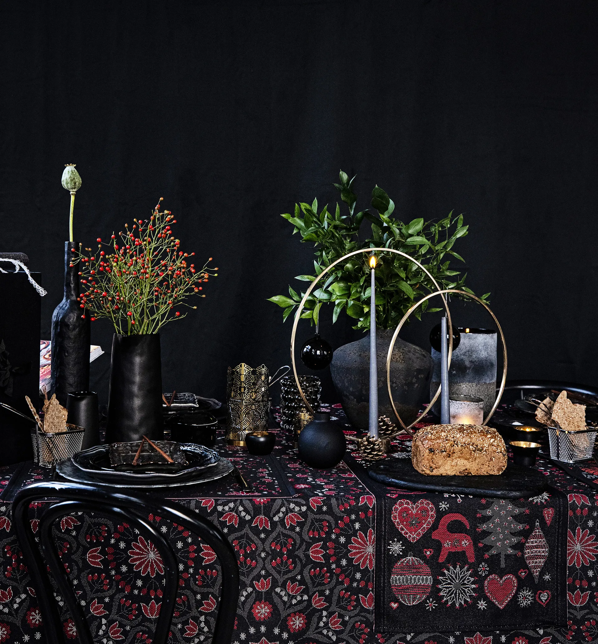 Betty's jul tablecloth 145x300 cm, Red-black Ekelund Linneväveri