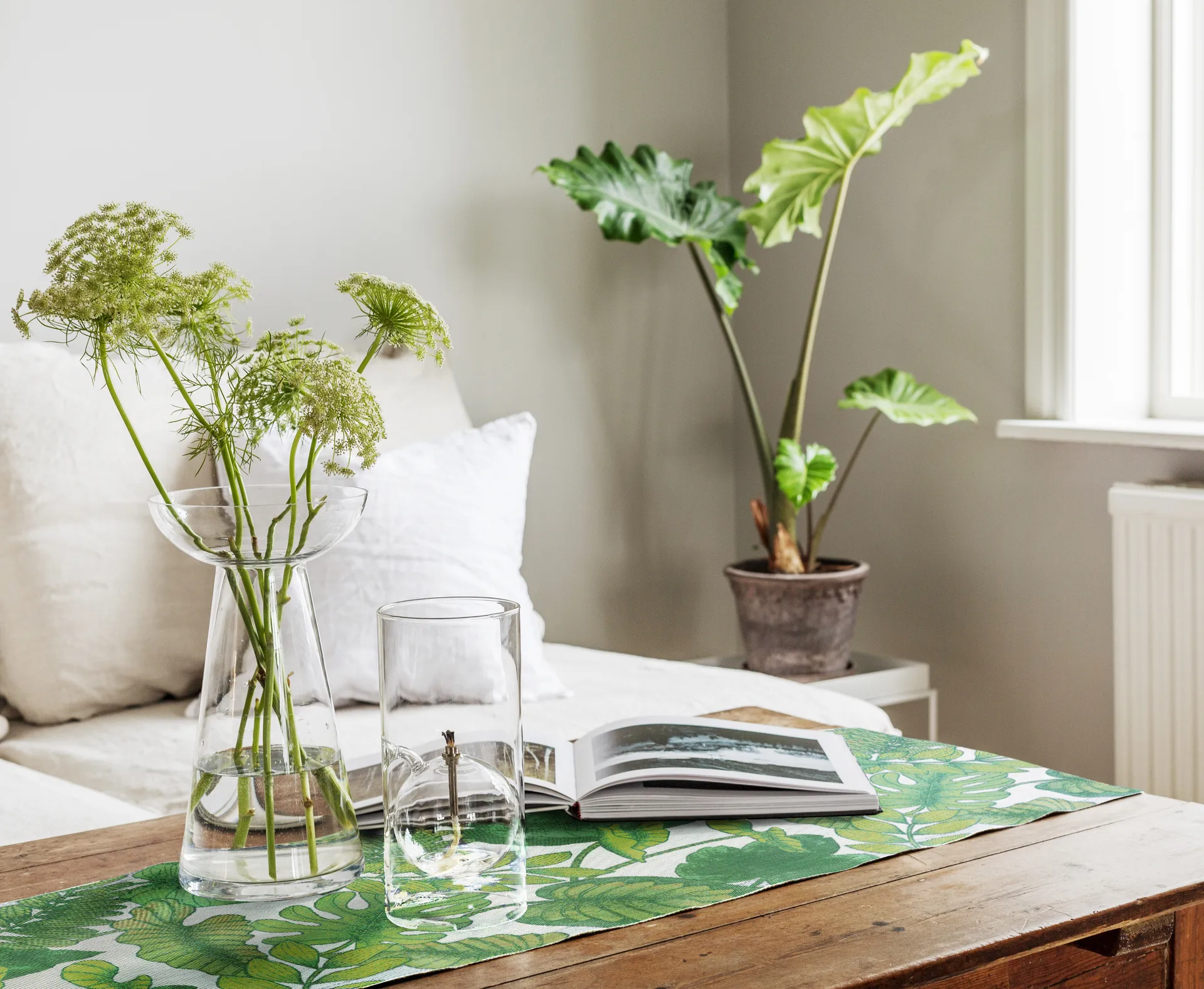 Foliage table runner 35x120 cm, Green Ekelund Linneväveri