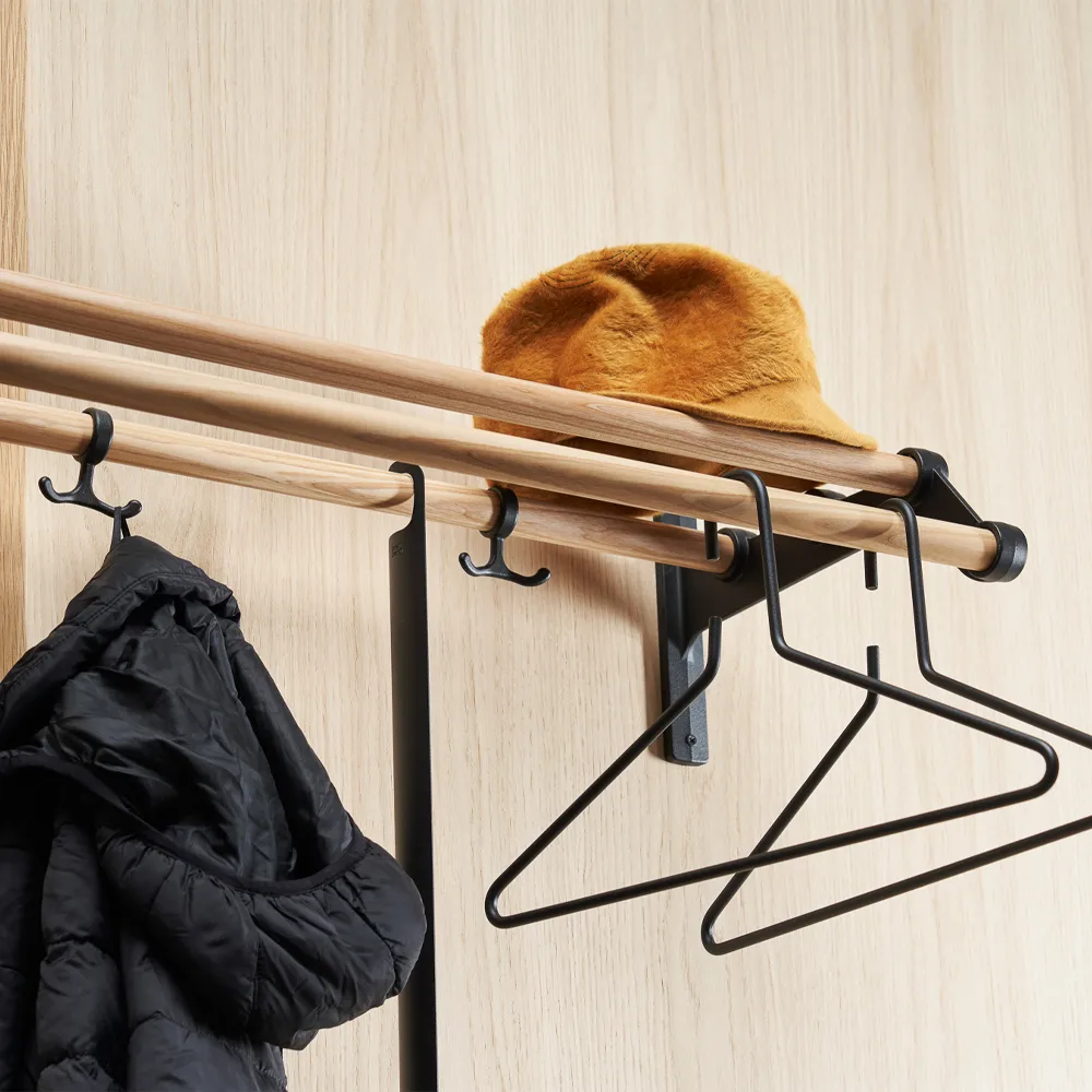 Nostalgi 291 hat shelf 100 cm, Oak -aluminum Essem Design