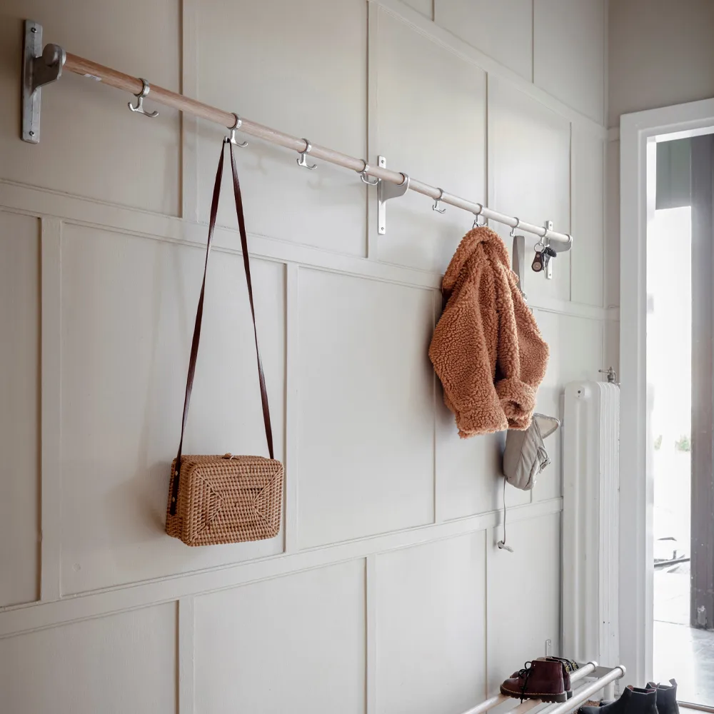 Nostalgi Hook rack, Aluminium, white stand Essem Design