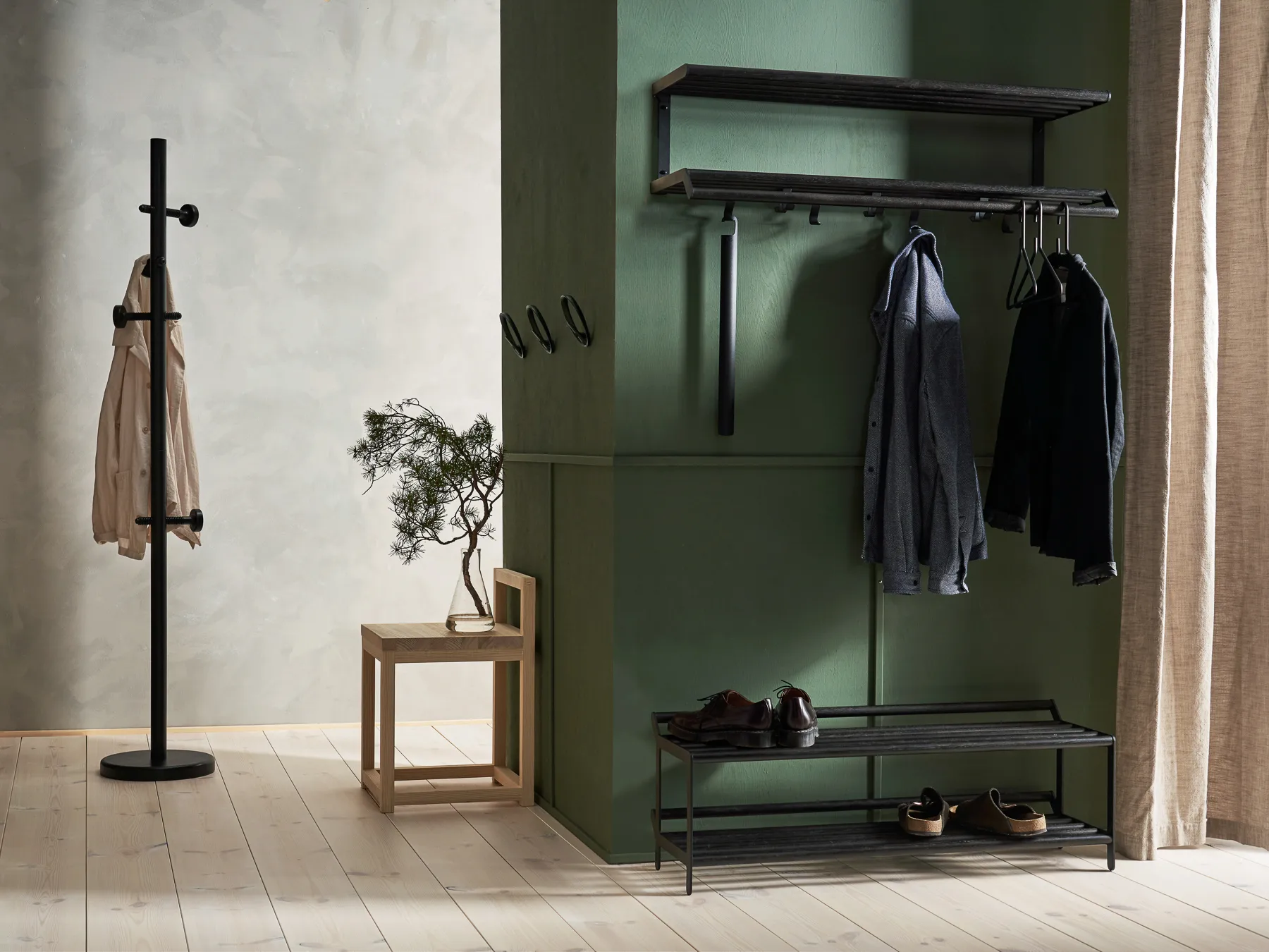 Tamburin shoe shelf 100 cm, Black oiled oak-black Essem Design