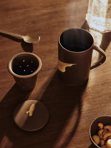 Koyo tea mug with infuser 40 cl - Dark brown-buff - Ferm Living