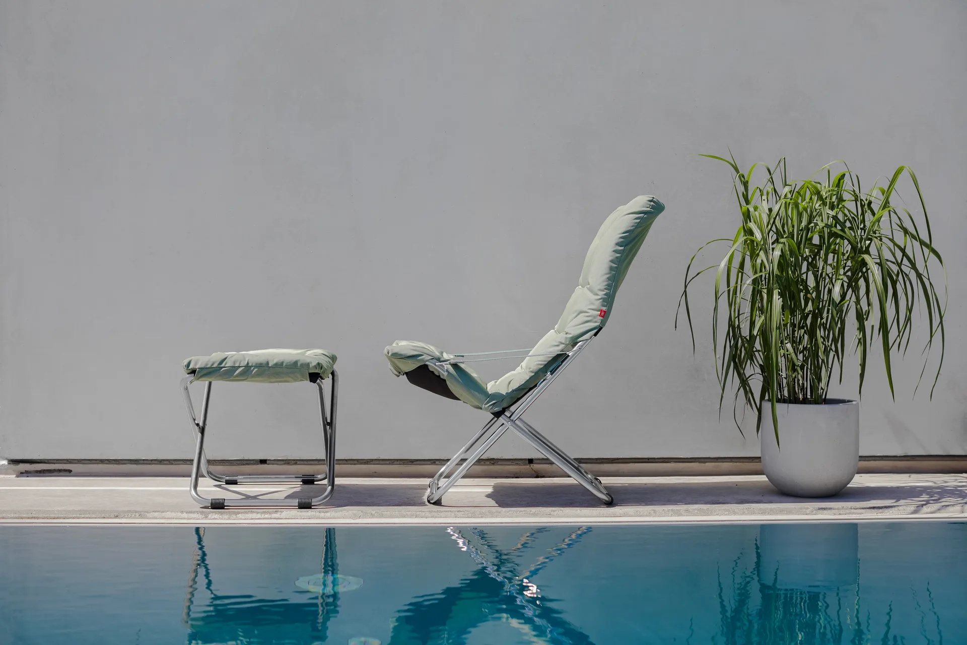 Fiesta Soft sun lounger, Fabric sage green-aluminium frame Fiam
