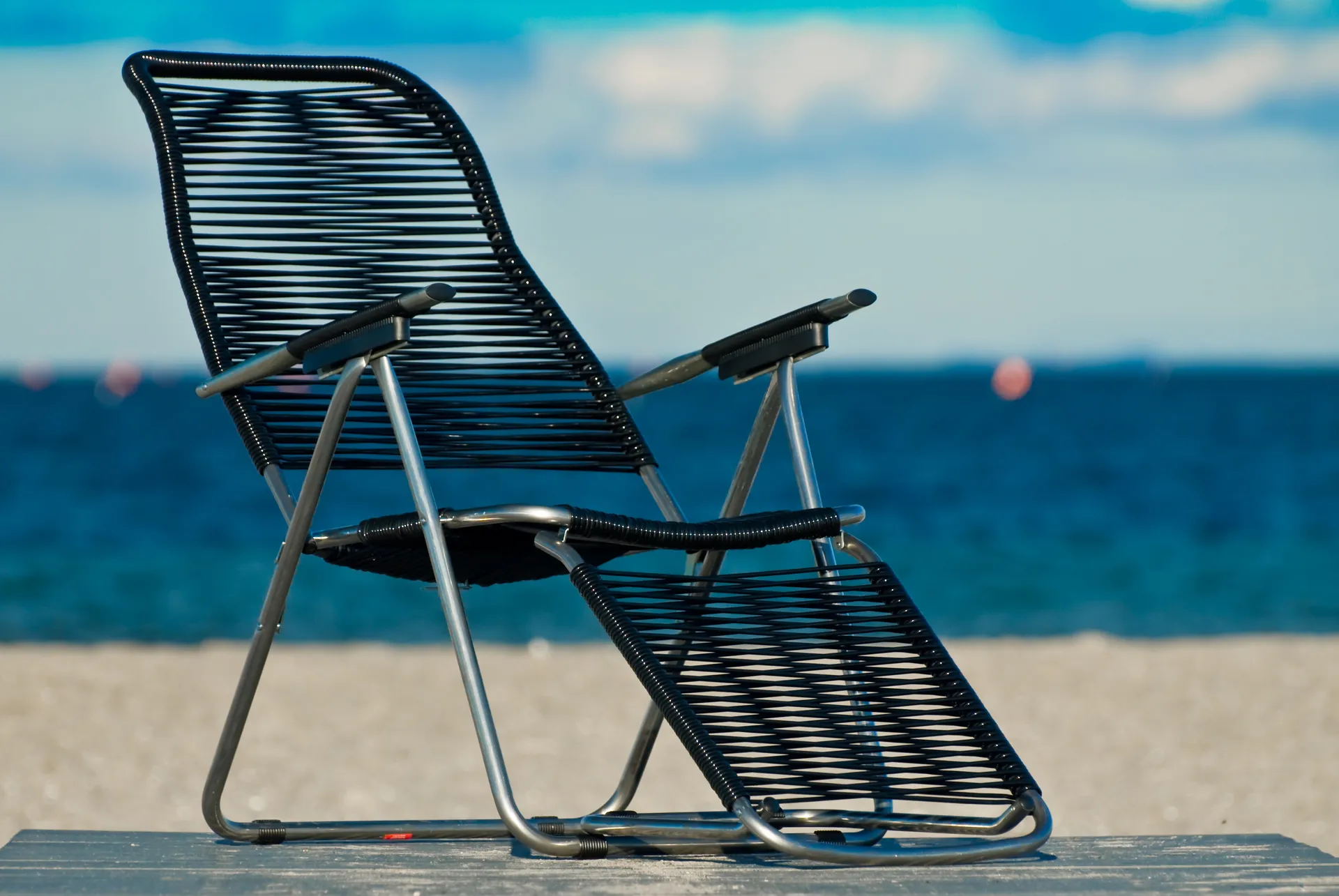 Spaghetti sun lounger with footrest, Black Fiam