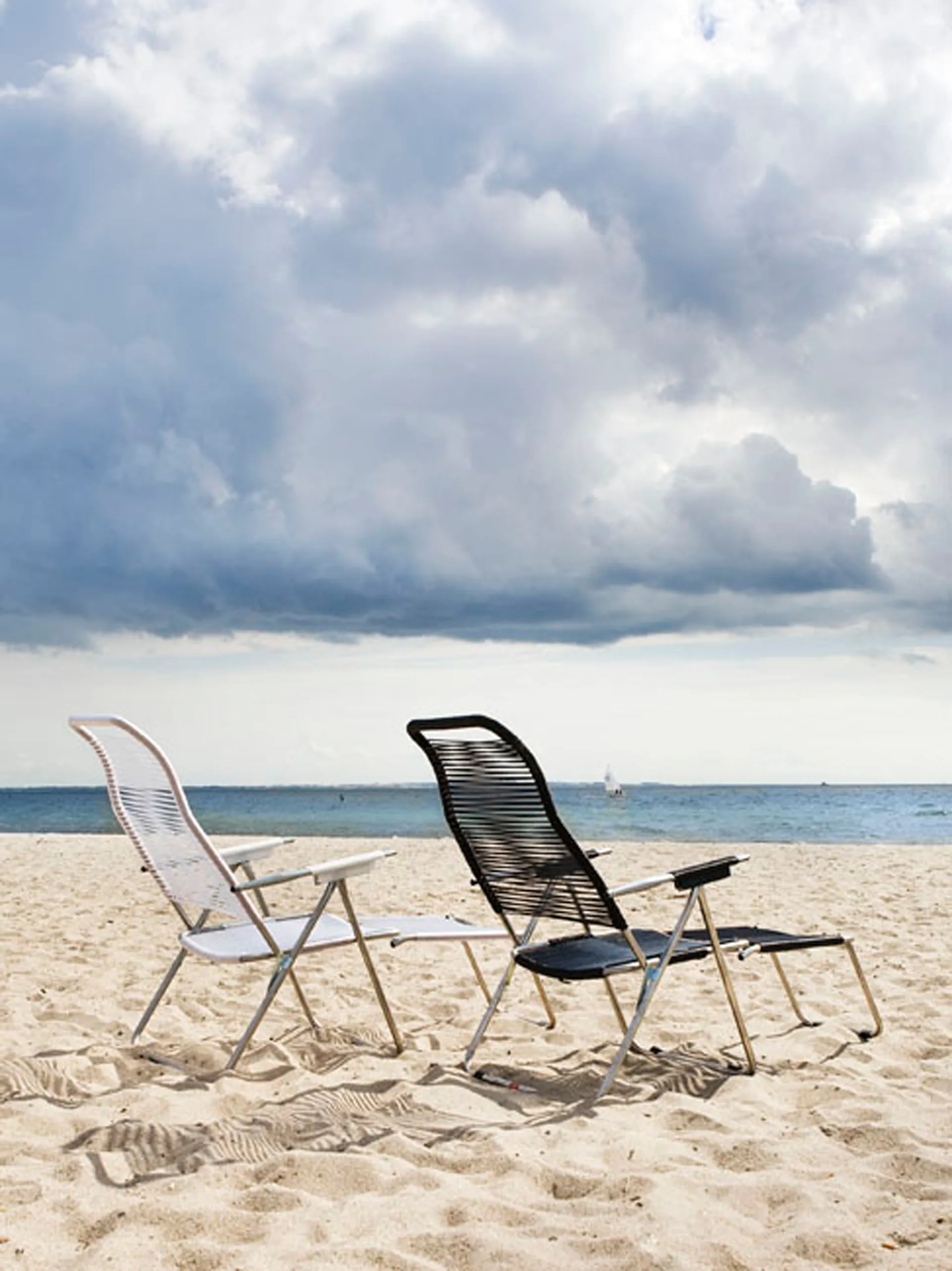 Spaghetti sun lounger with footrest, Black Fiam
