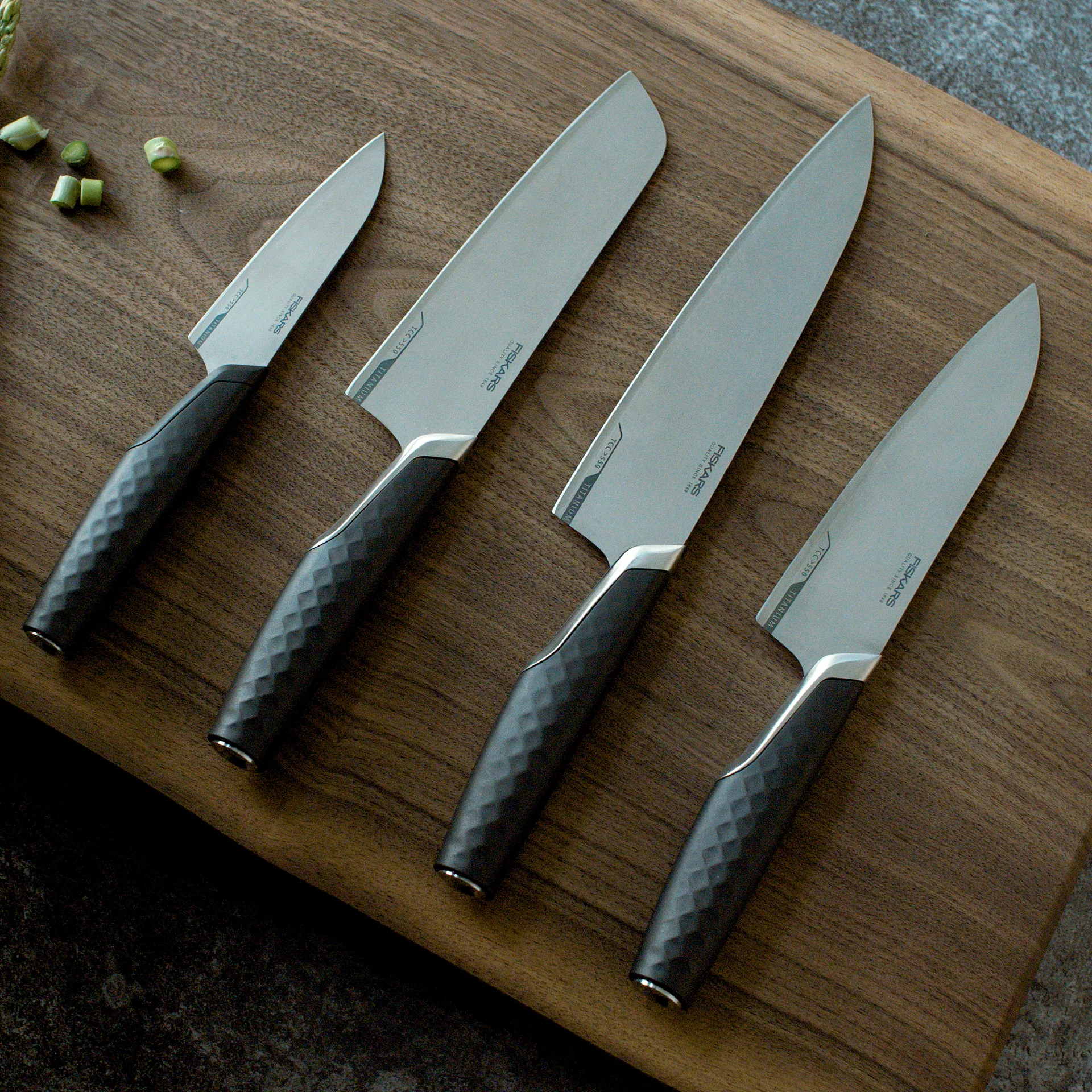 Titanium vegetable knife 10 cm, Black Fiskars