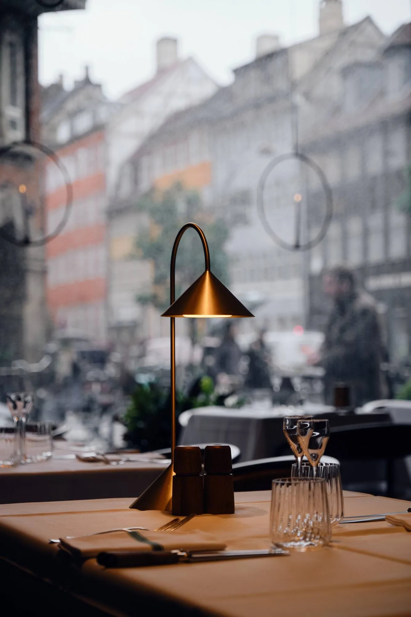 Grasp portable table lamp, Solid brass, 47 cm Frandsen