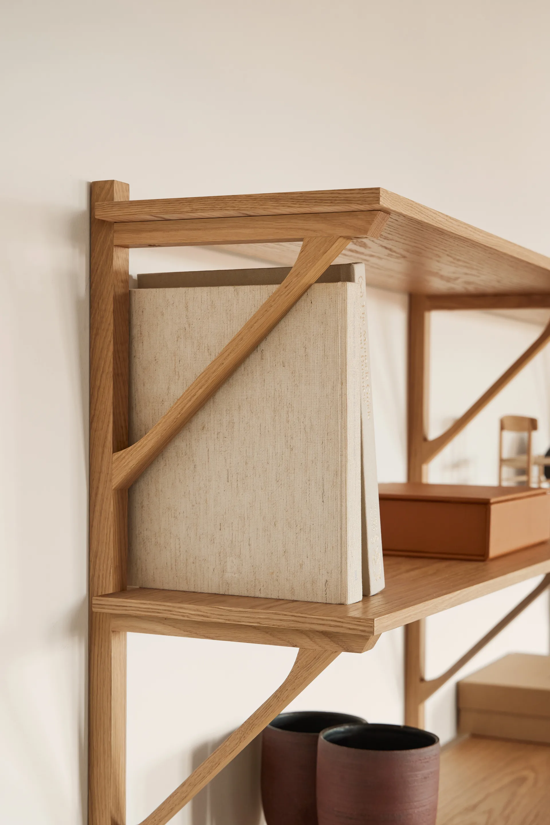 BM29 shelf with desk 149x134 cm, Oak lacquer Fredericia Furniture