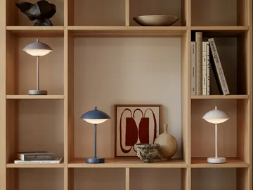Clam portable table lamp 31 cm - White - Fritz Hansen