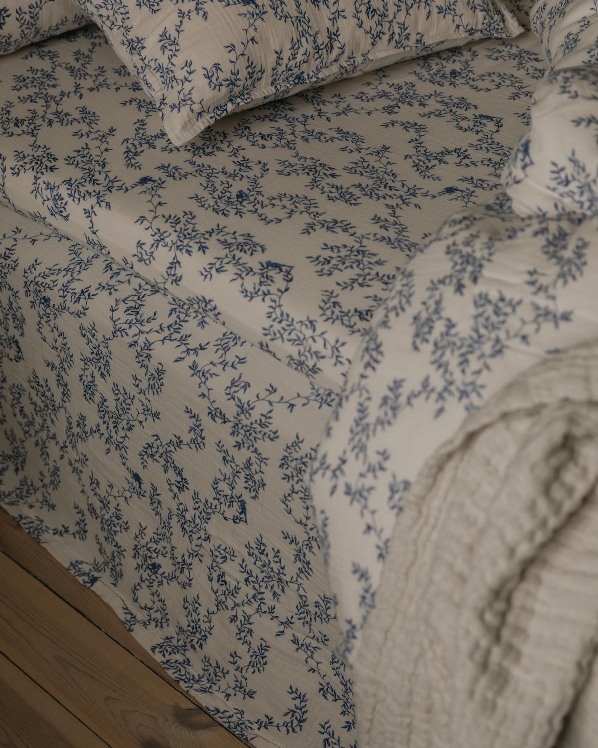 Jardim Muslin bed skirt, 140x200x53 cm Garbo&Friends