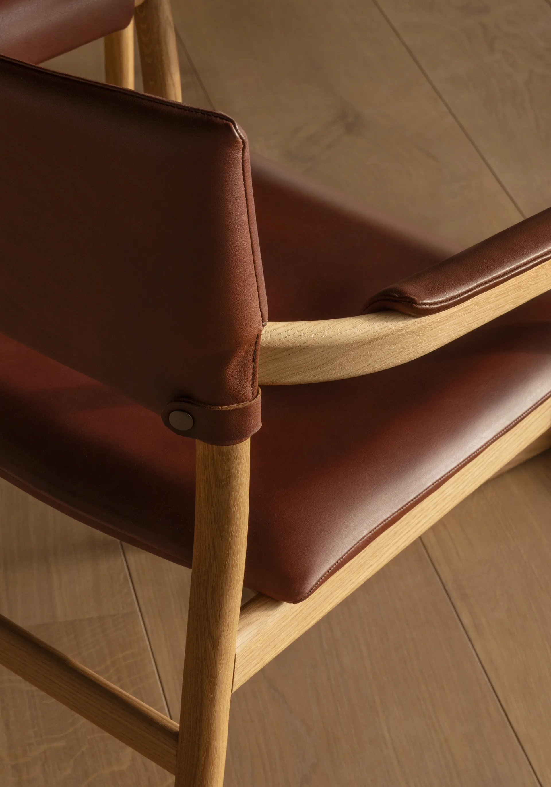 Vyn chair upholstered back, Monocoat natural-Elmosoft 43283 Gärsnäs