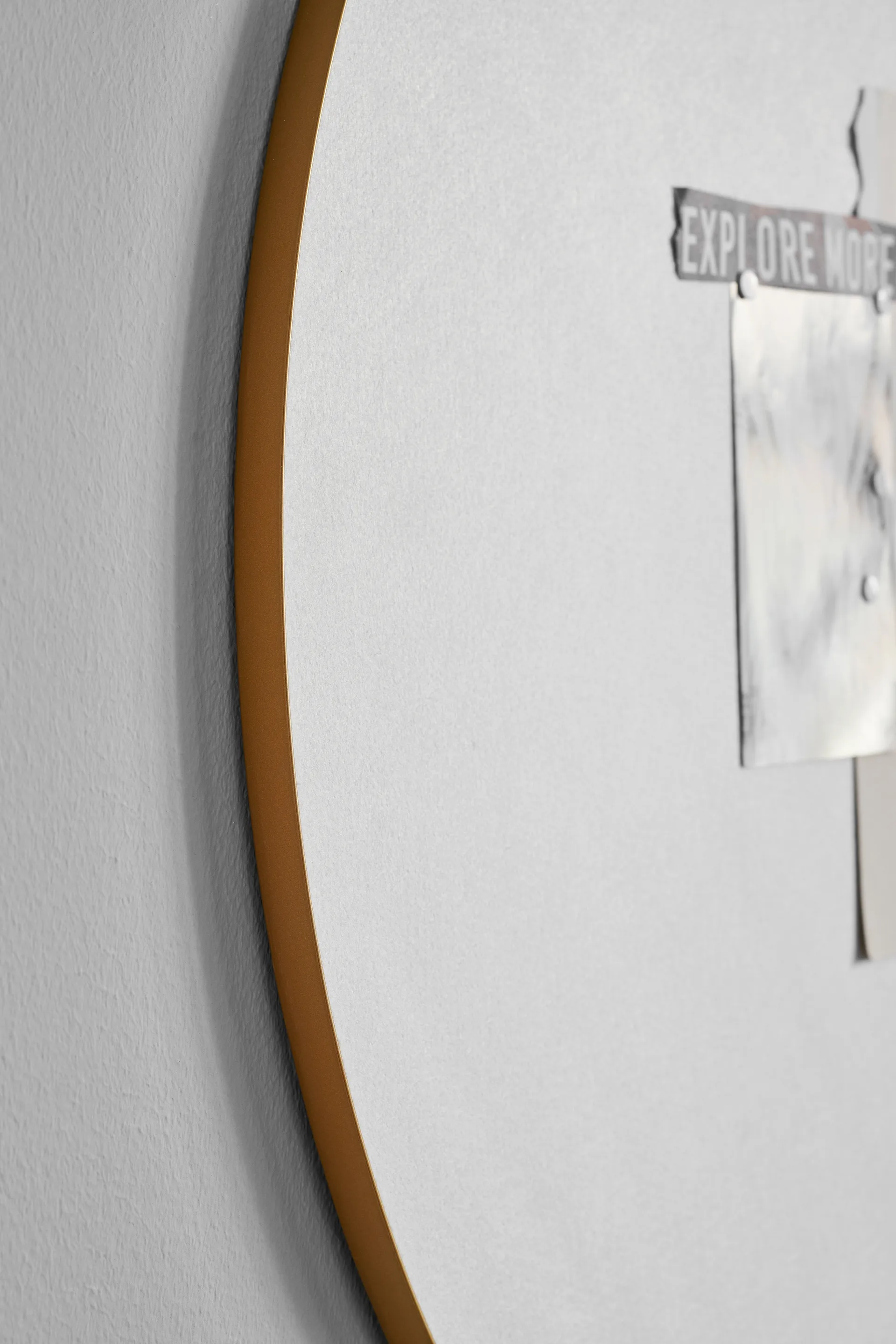 Retell pinboard Ø80 cm, White-brass Gejst