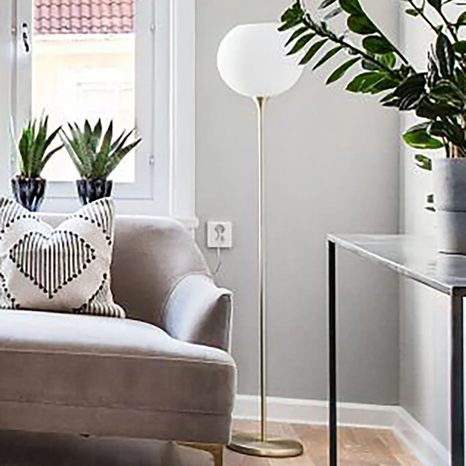 Bowl floor lamp opal glass, Brushed brass Globen Lighting