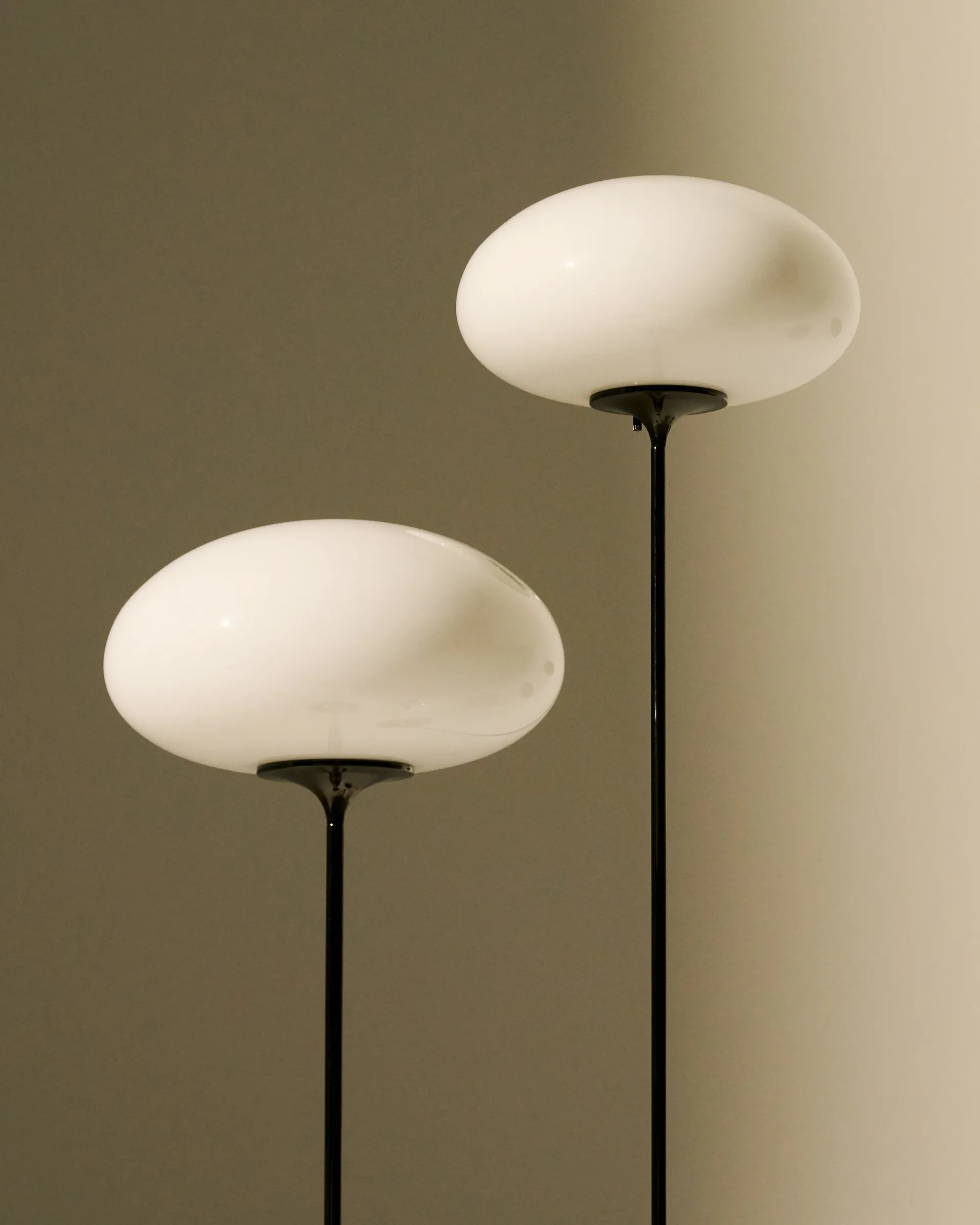 Stemlite floor lamp, Pebble grey-opalglas, 110 cm GUBI