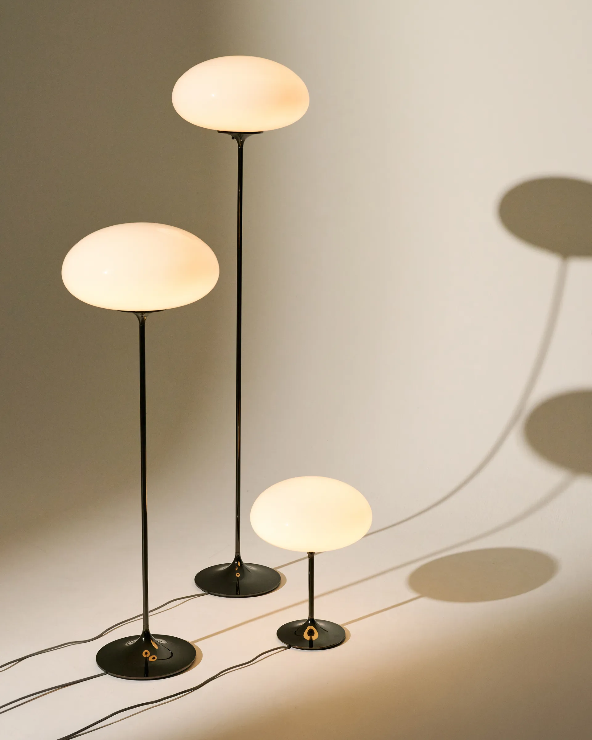 Stemlite floor lamp, Pebble grey-opalglas, 110 cm GUBI