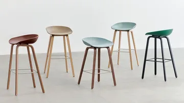 About a Stool AAL32 Low 2.0 bar stool lacquered oak base - Black-black steel footrest - HAY