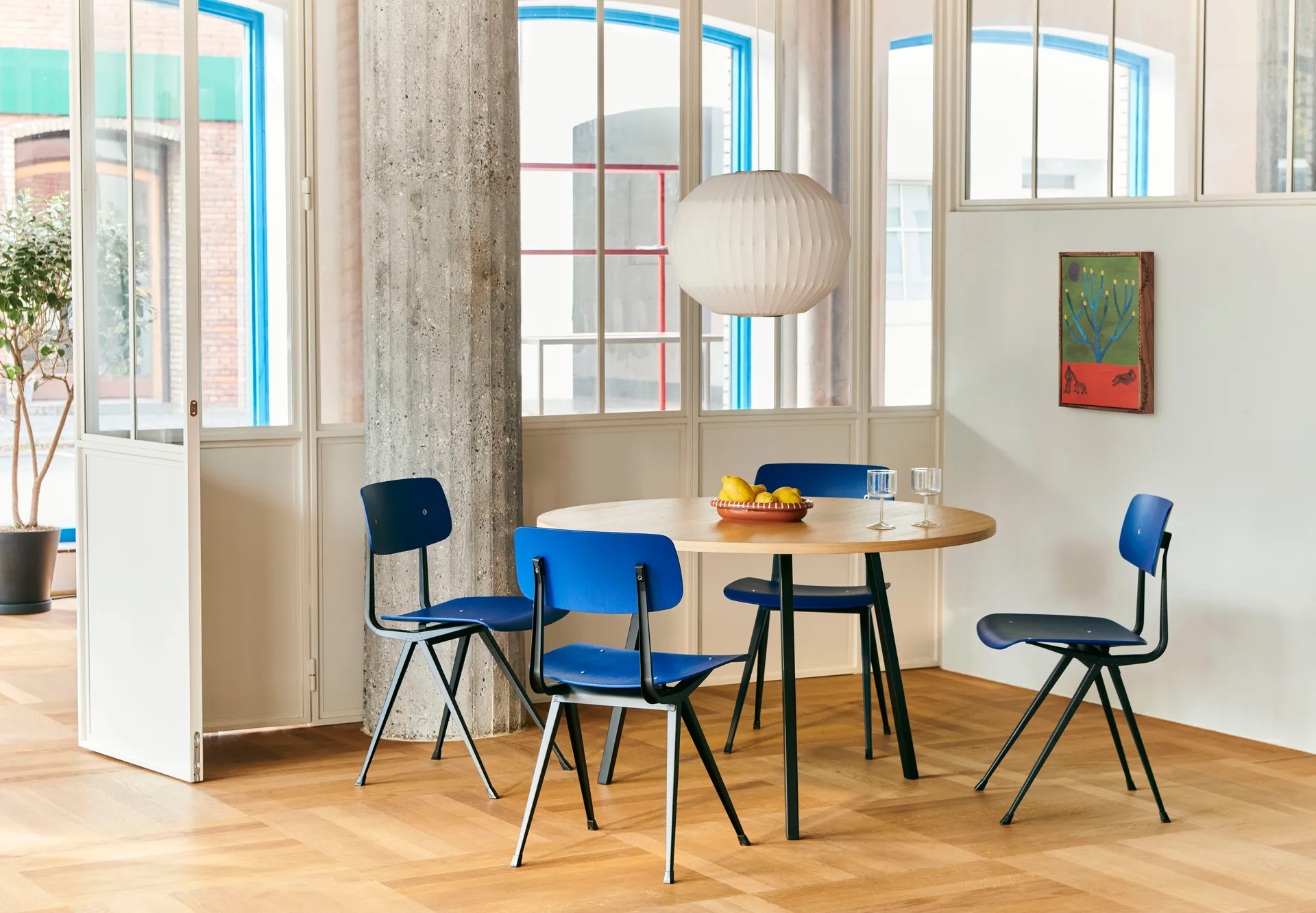Loop Stand dining table Ø105 cm, Black-clear lacq. oak HAY