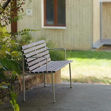 Traverse Dining bench with armrests. - Oiled ash - HAY