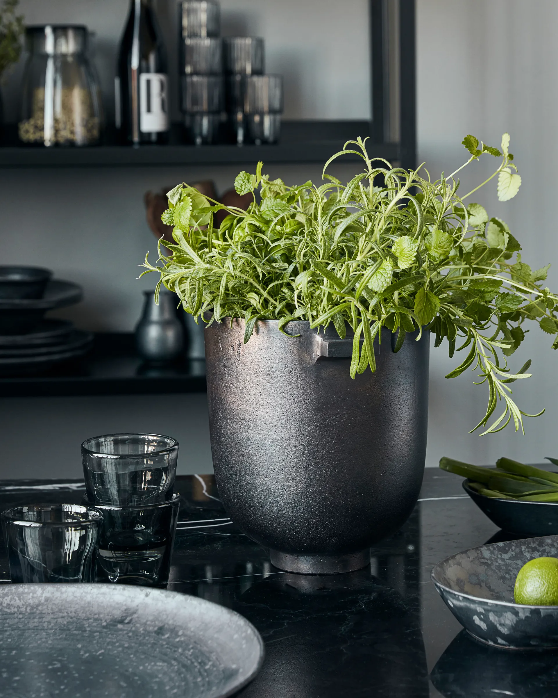 Foem flowerpot Ø20 cm, Browned brass House Doctor