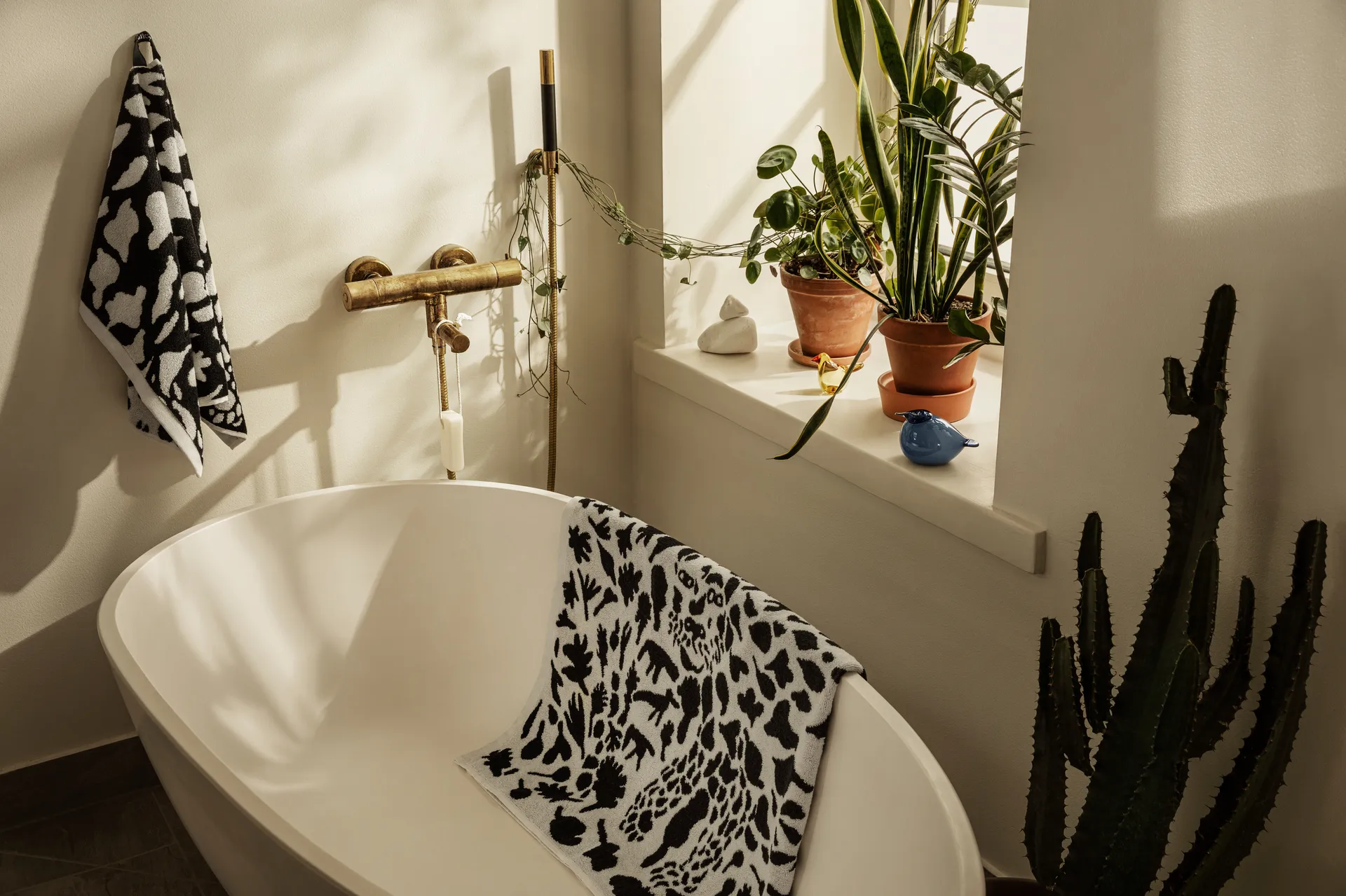 Oiva Toikka Cheetah towel 50x70 cm, Black-white Iittala