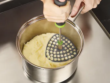 Delta potato masher 30.2 cm - Green-gray - Joseph Joseph