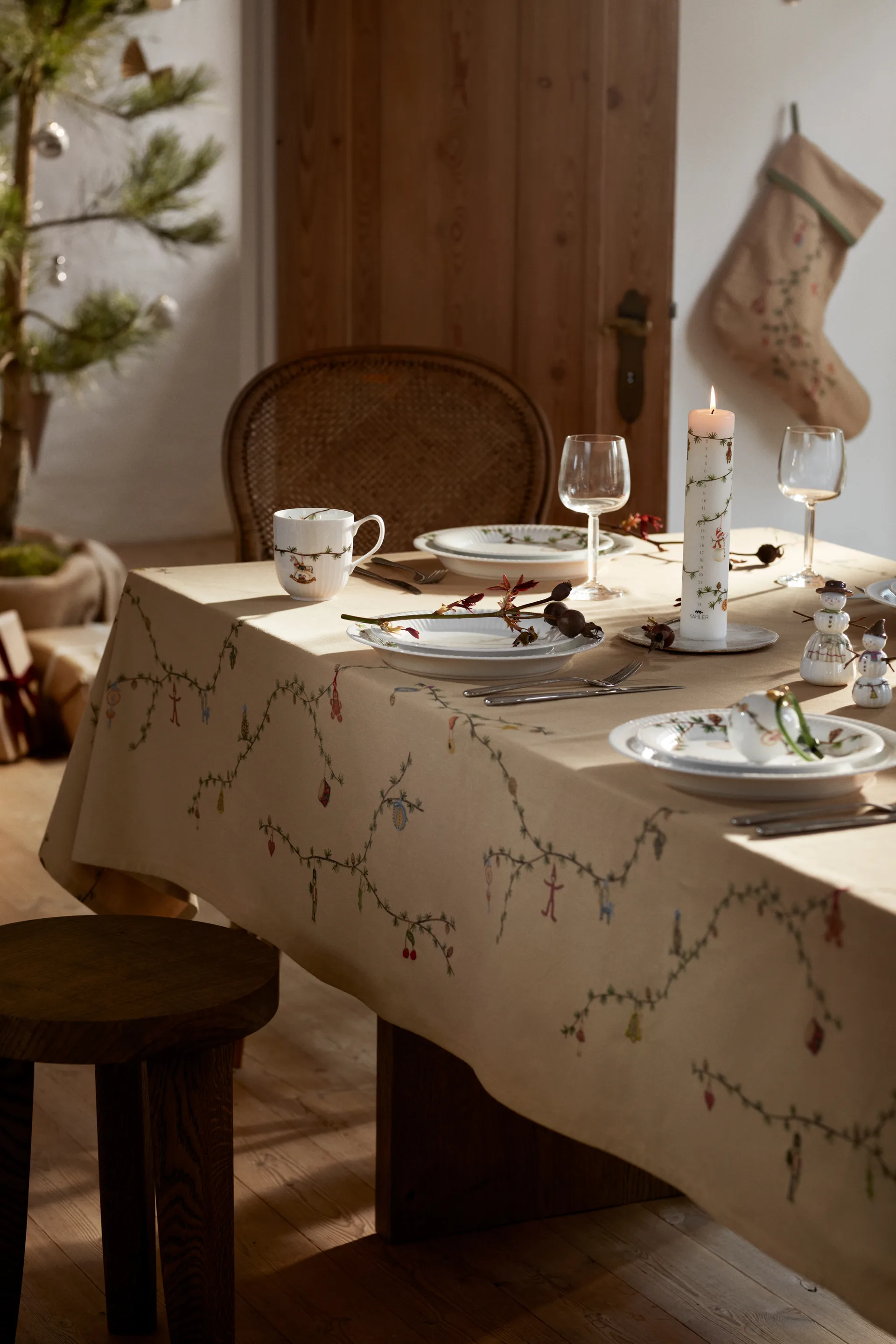 Hammershøi Christmas Tablecloth sand, 150x220 cm Kähler