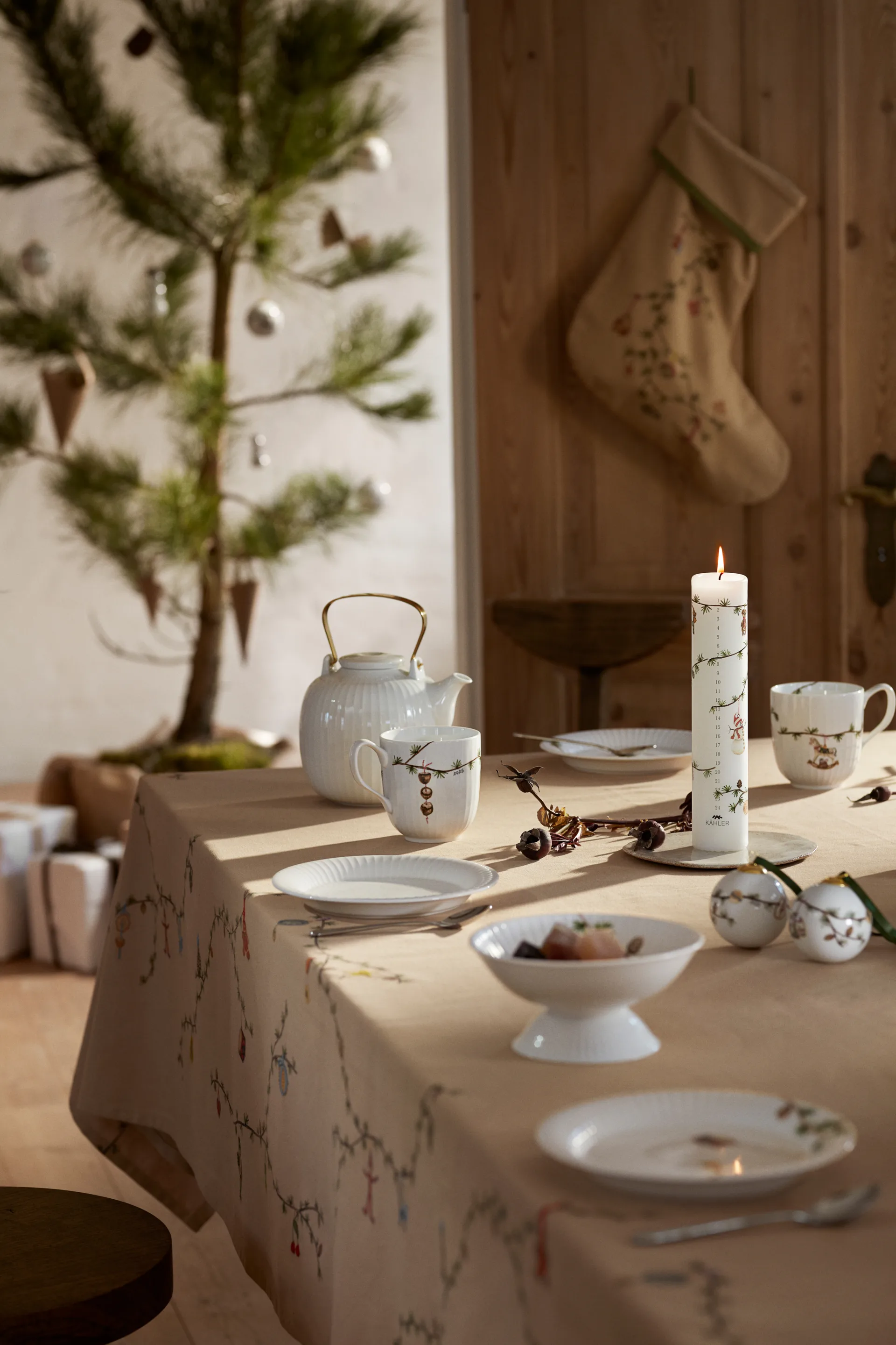 Hammershøi Christmas Tablecloth sand, 150x220 cm Kähler