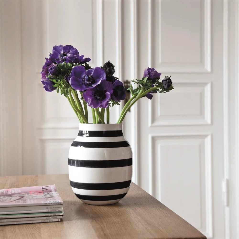 Omaggio vase medium, black Kähler