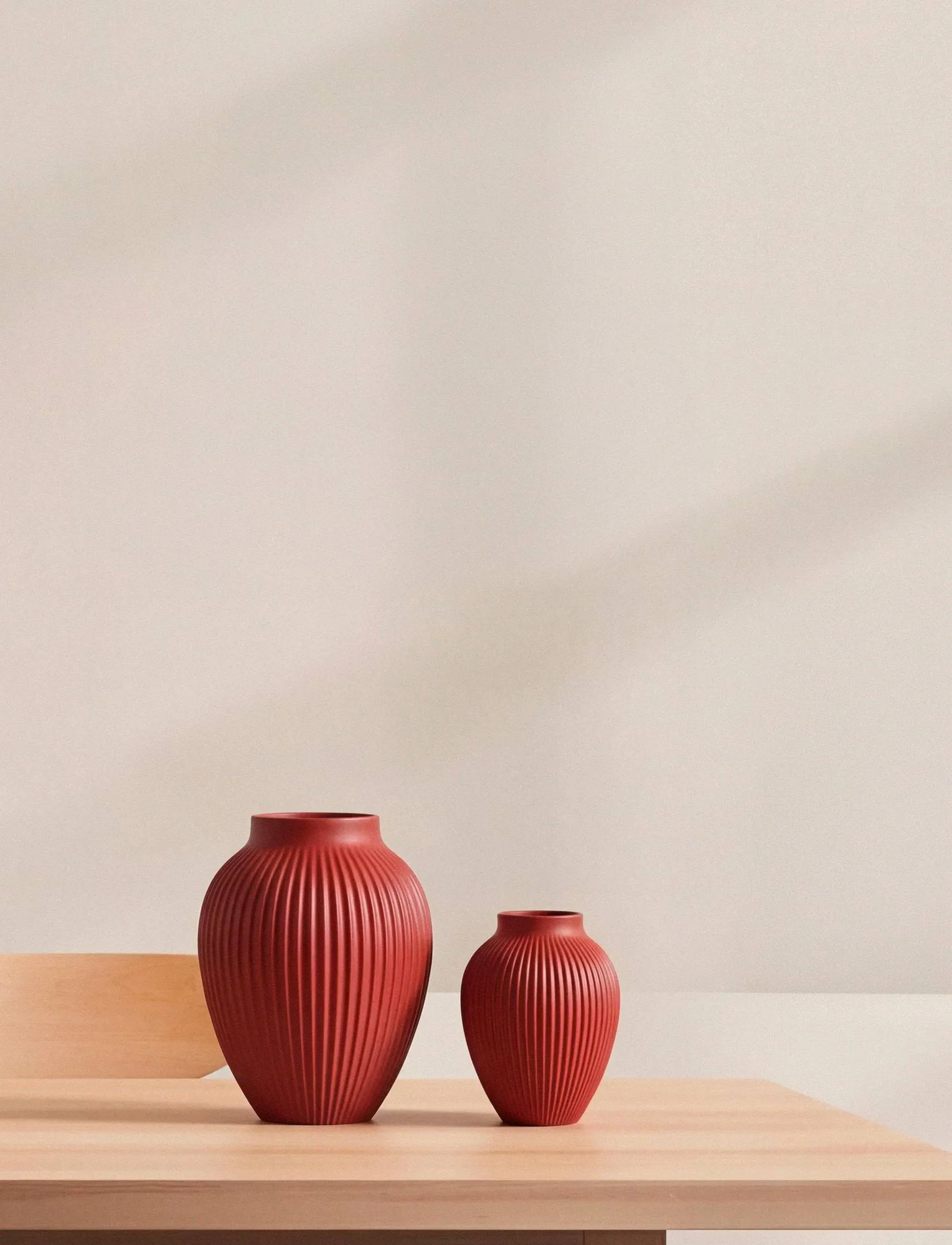 Knabstrup vase ribbed 20 cm, Soft cherry red Knabstrup Keramik