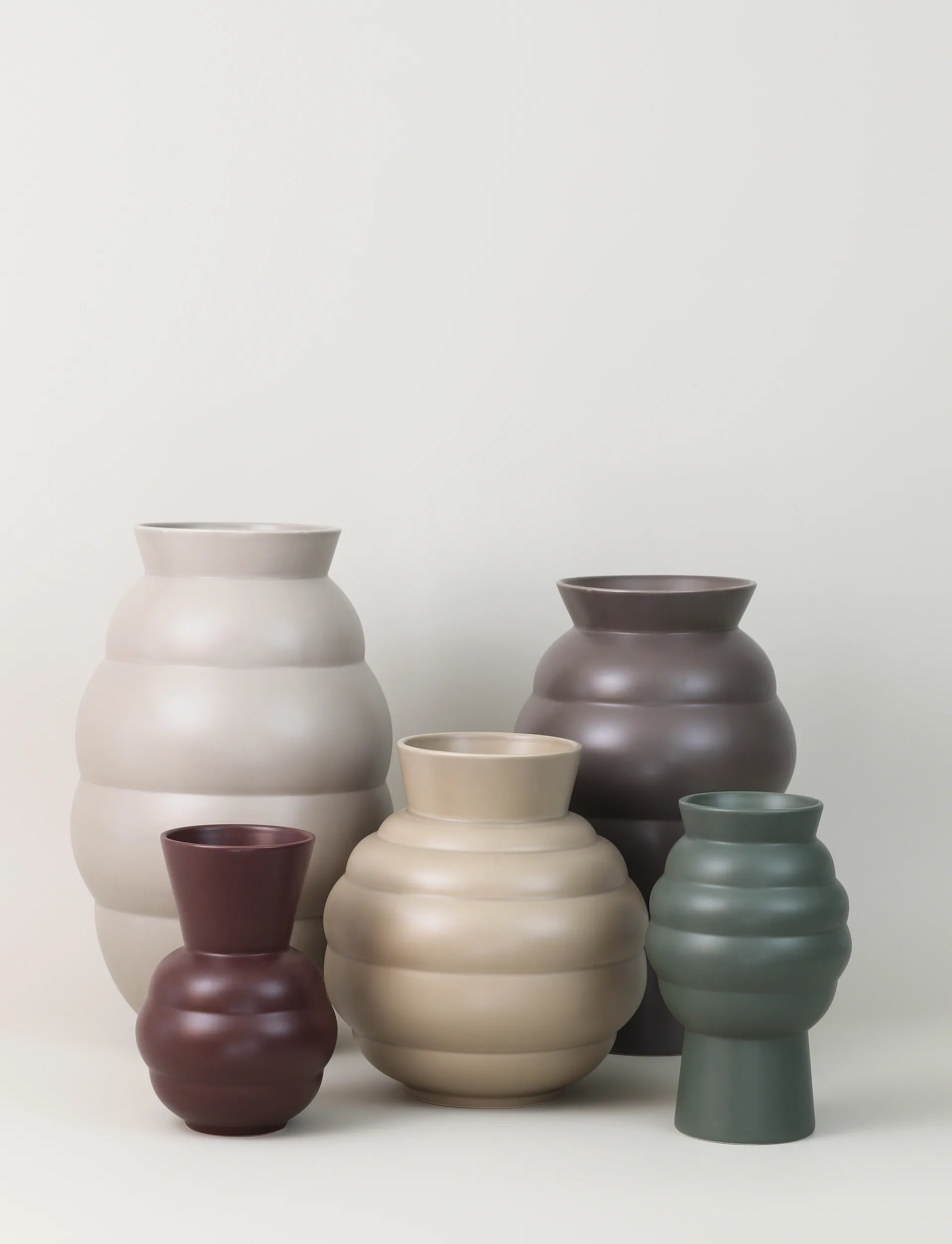 Tortus Archie vase No3 26.5 cm, Dark sand Knabstrup Keramik