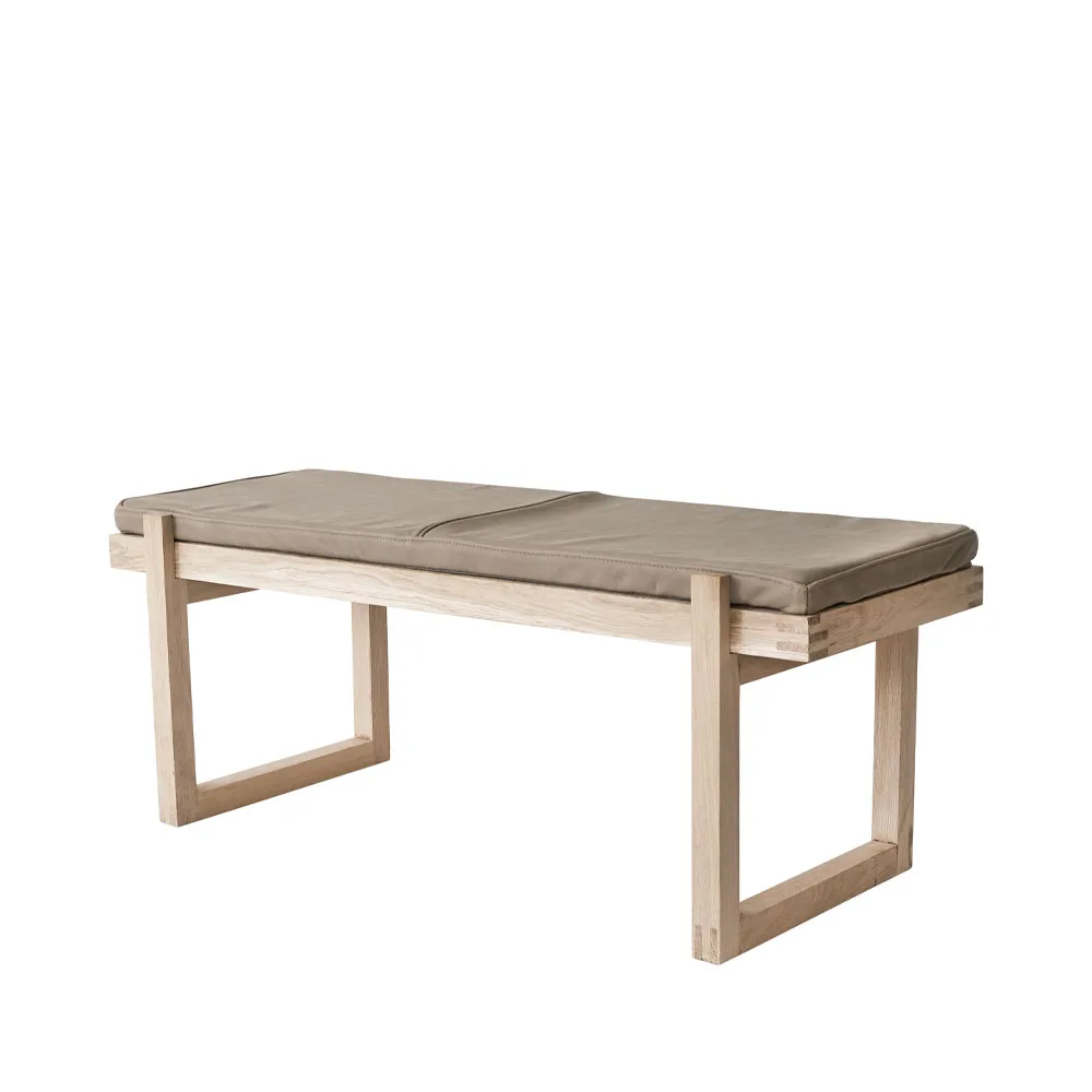 Minimal bench, Oak Kristina Dam Studio