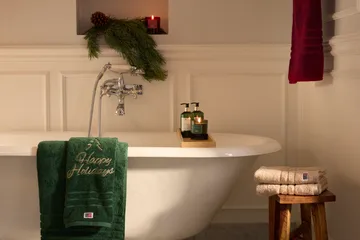 Happy Holidays Juniper organic towel 50x70 cm - Green-Light Beige - Lexington